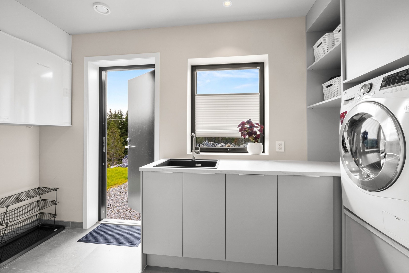 Vaskerom med egen inngang og flislagt gulv Galleribilde