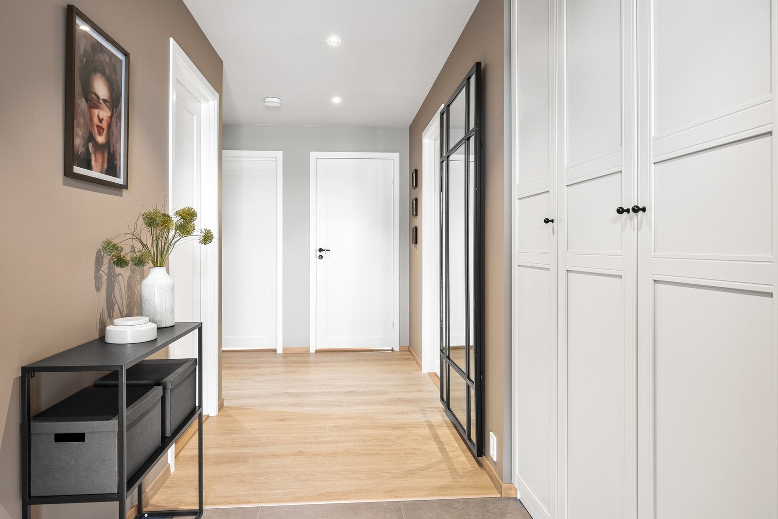 Underetasjen består av entré/gang, 3 soverom, bad og vaskerom Galleribilde