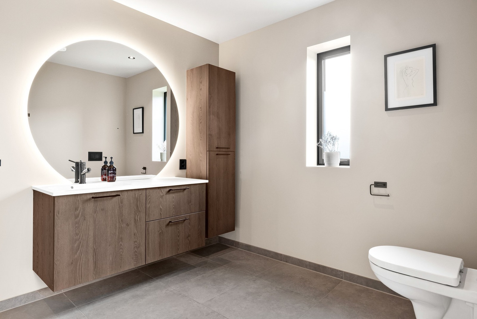 Tiltalende bad med flislagt gulv, veggene har flis i dusjsone og malte plater på øvrige vegger Galleribilde