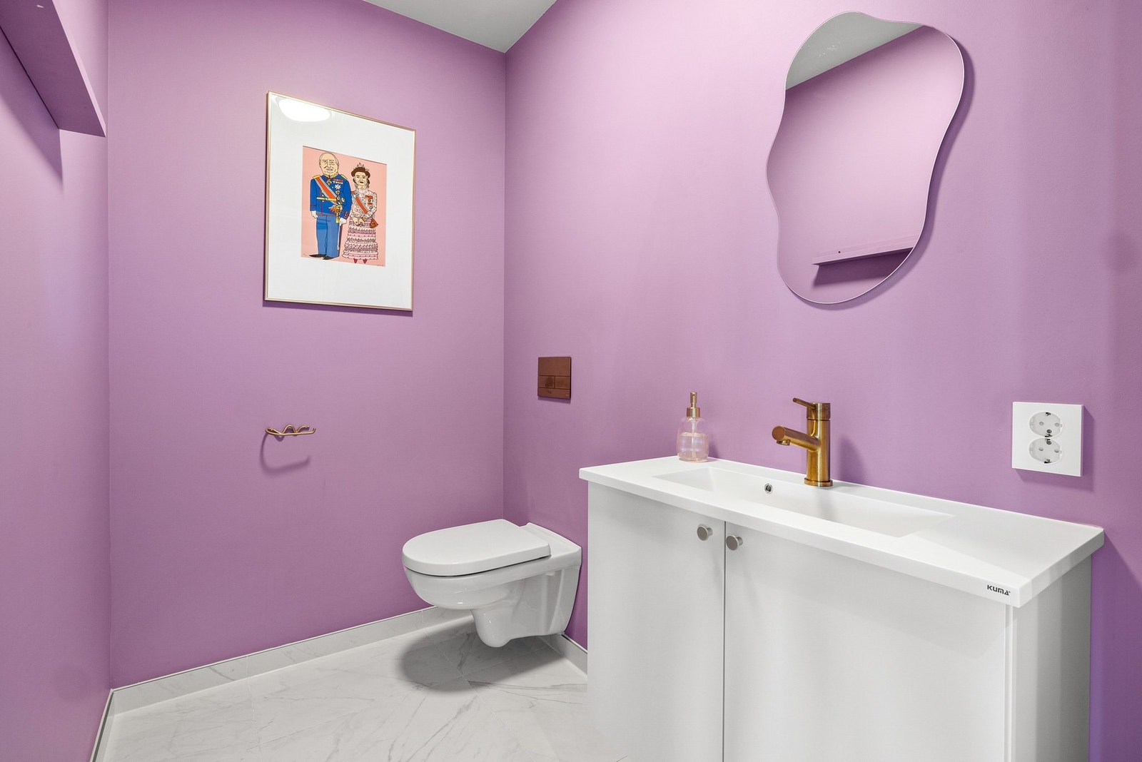 Toalettrom med marmorflis på gulv og malte plater Galleribilde