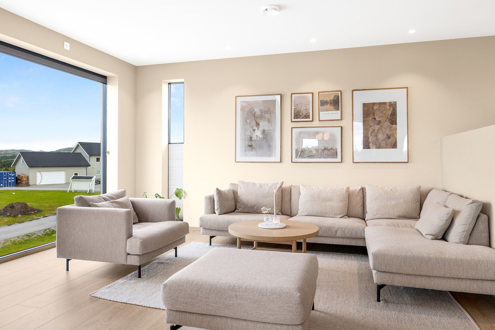 Bolig er malt i tidsriktige farger som gir en god romfølelse Galleribilde