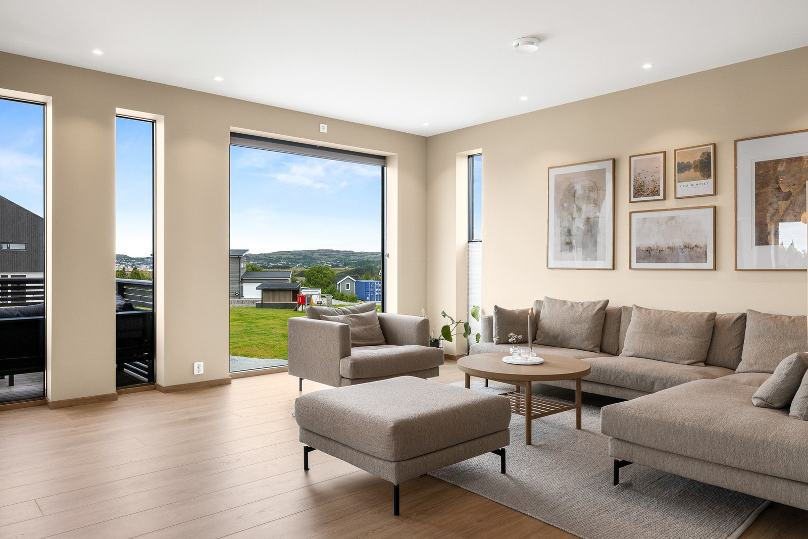 Stue med laminat gulv og malte gipsplater på vegger Galleribilde