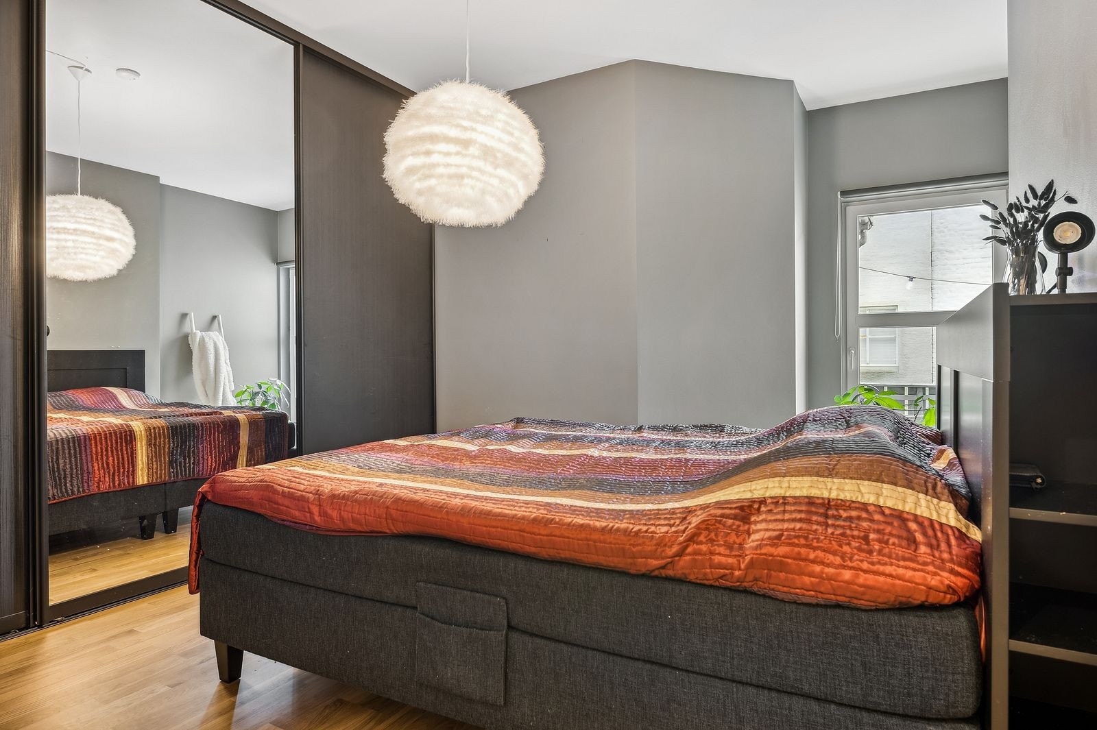 Skyvedørsgarderobe til oppbevaring Galleribilde