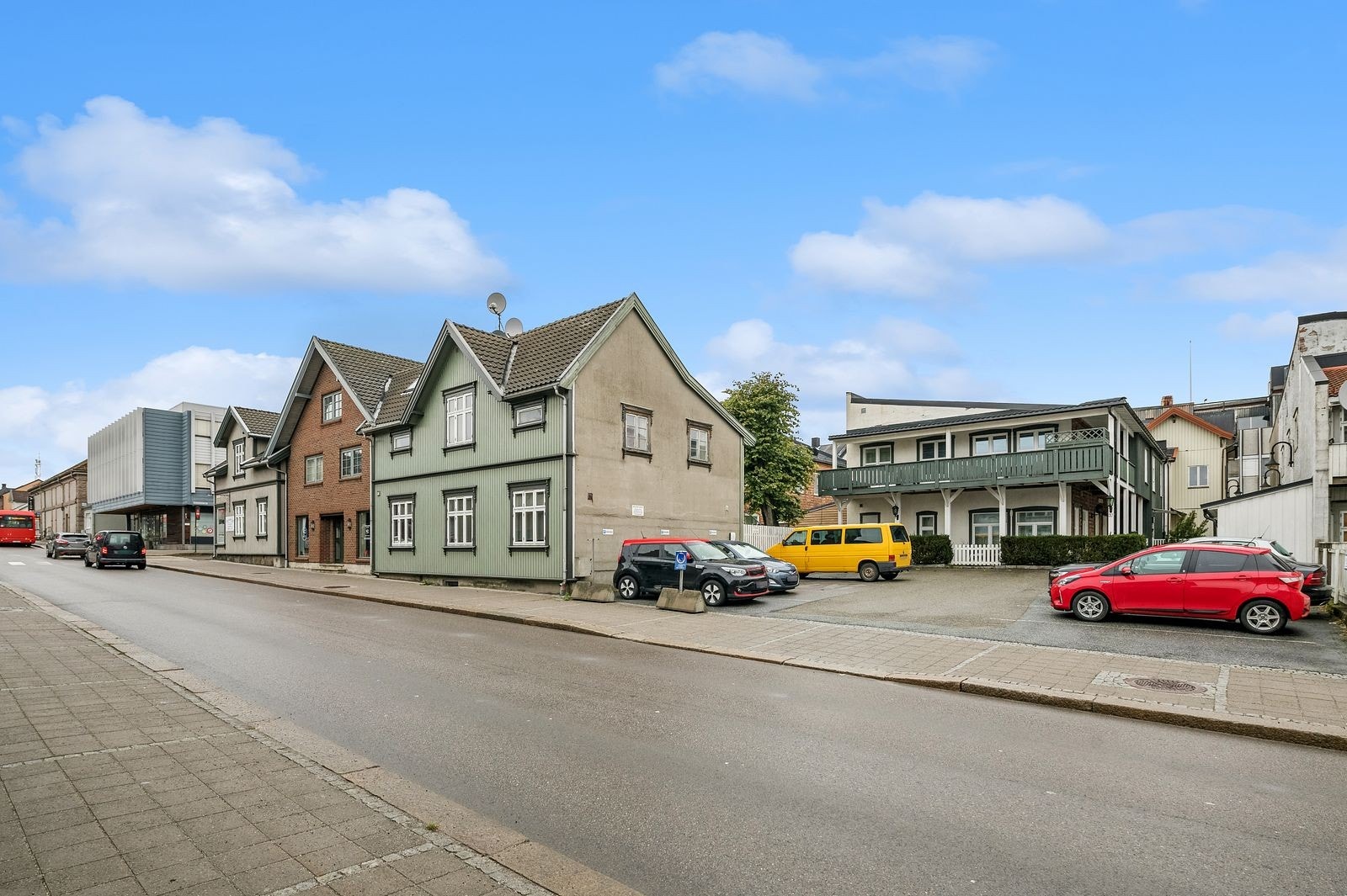 Boligen ligger trukket tilbake fra veien, med parkeringsplass i forkant Galleribilde