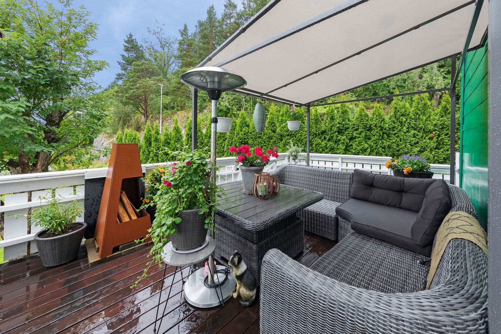 Balkongen på vestsiden av boligen har fin utsikt og gode solforhold på ettermiddag og kveld. Galleribilde