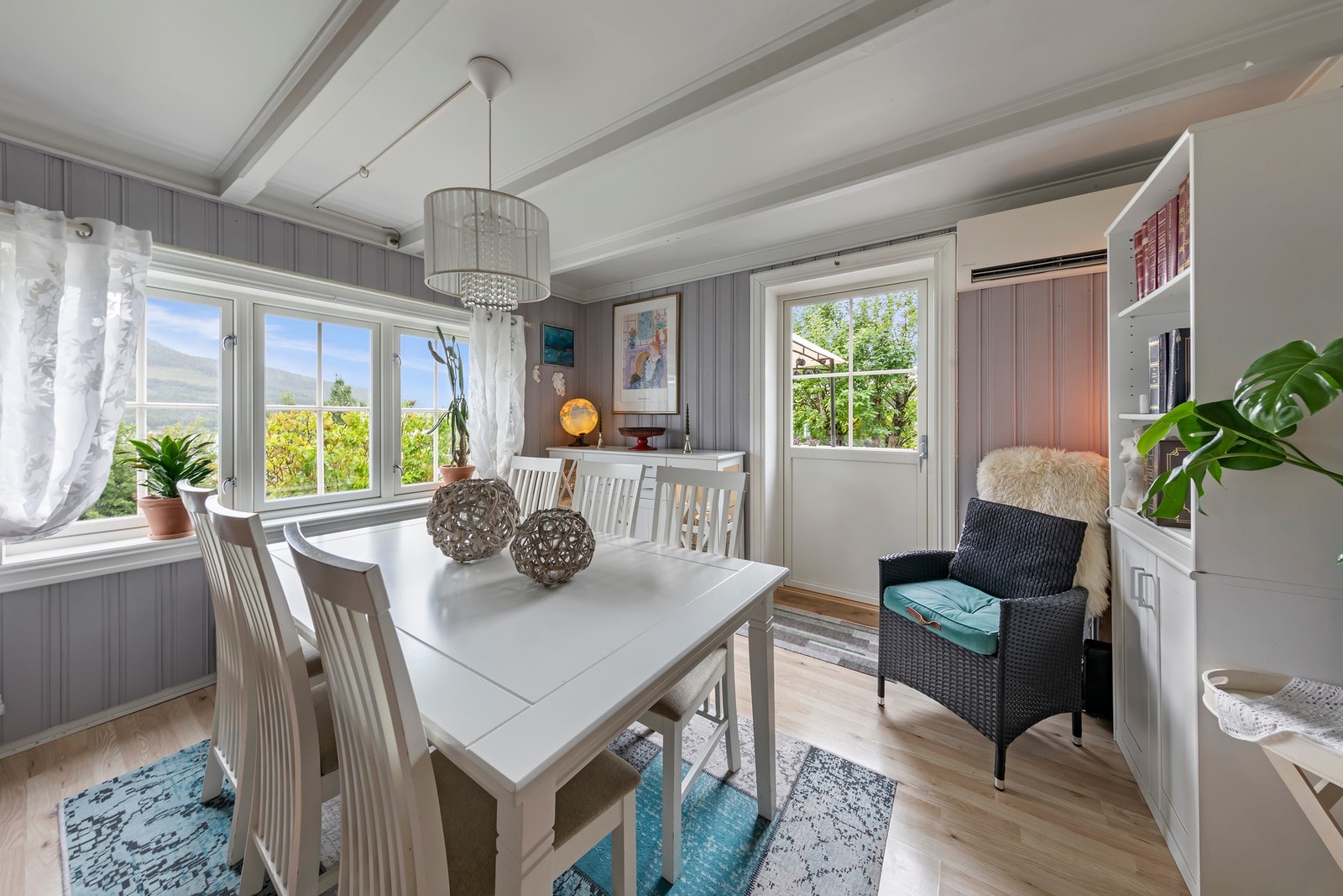 Stuen har store sørvendte vindusflater som gir fin utsikt mot Langfjorden. Galleribilde