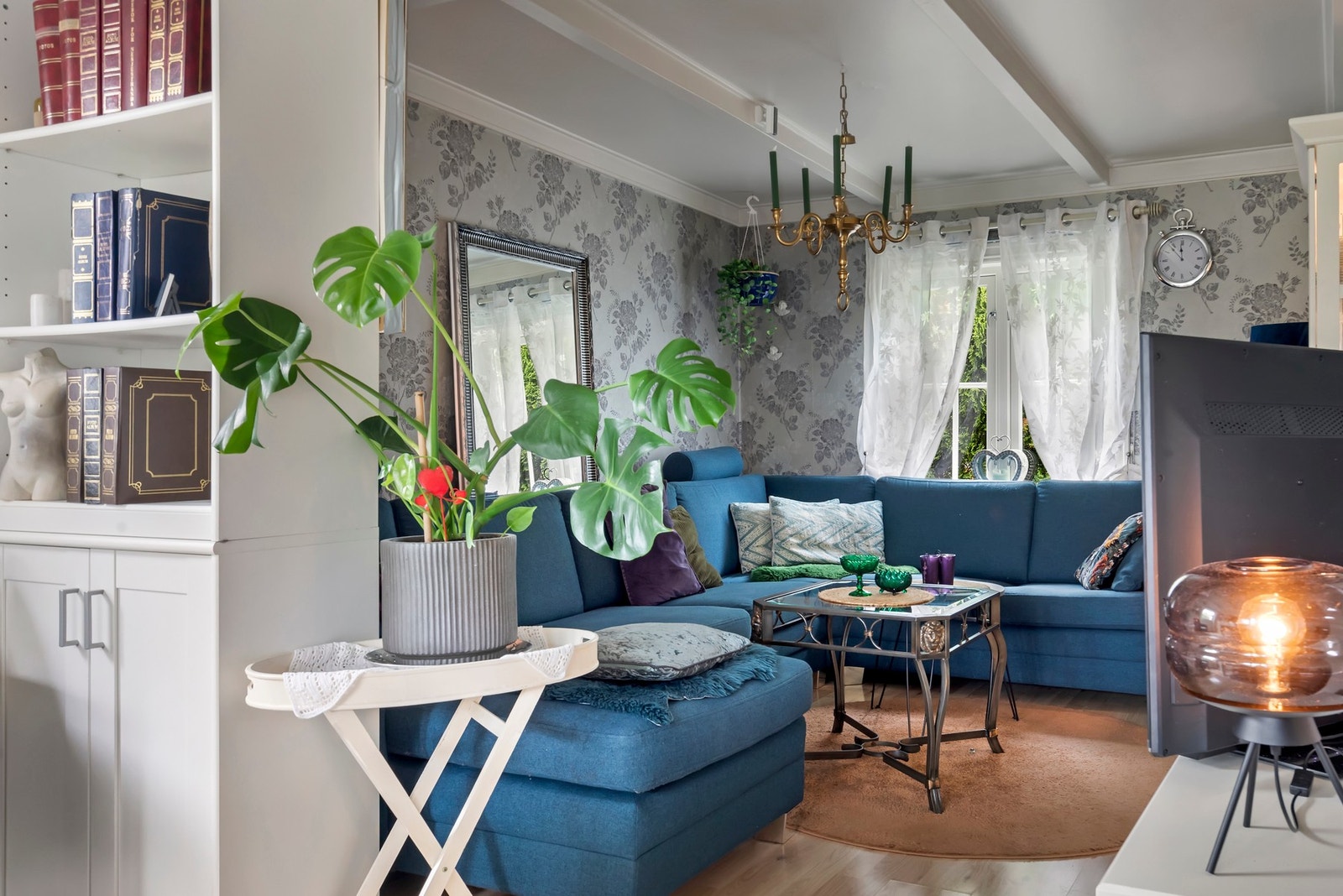 Hovedetasjen har stue, spisestue, kjøkken, entré og bad. Det er utgang fra stuen til en stor terrasse med gode solforhold. Galleribilde