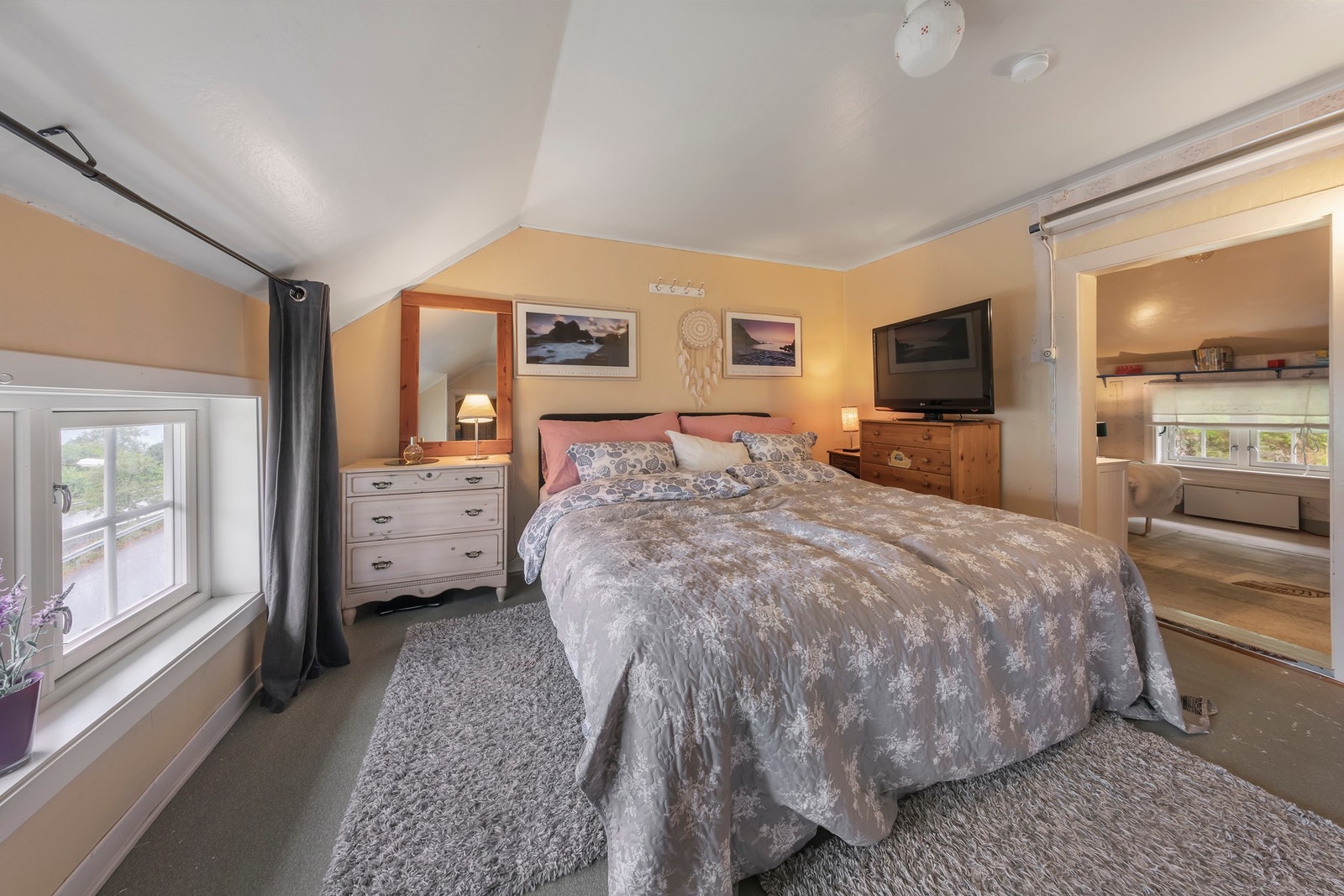 Stort hovedsoverom i overetasjen, med mulighet for walk-in-garderobe eller TV-stue. Galleribilde