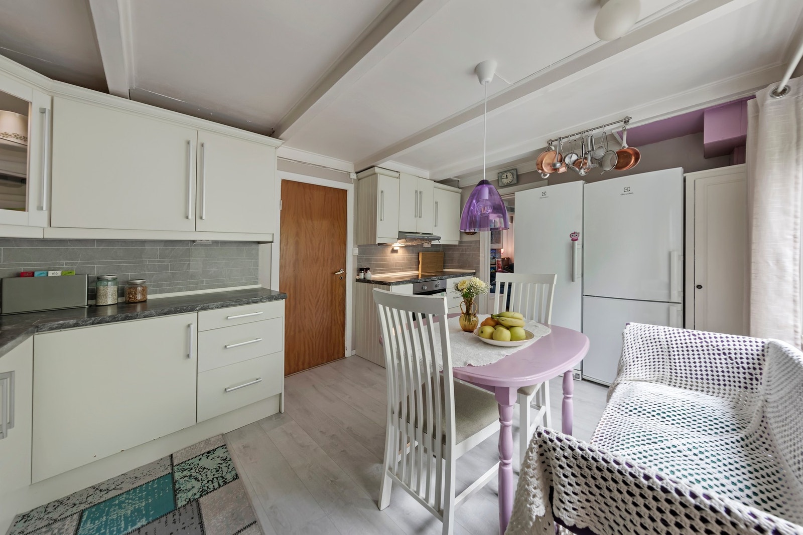 Kjøkkenet har opplegg for vaskemaskin, samt gjennomgang til både stue og entré. Galleribilde