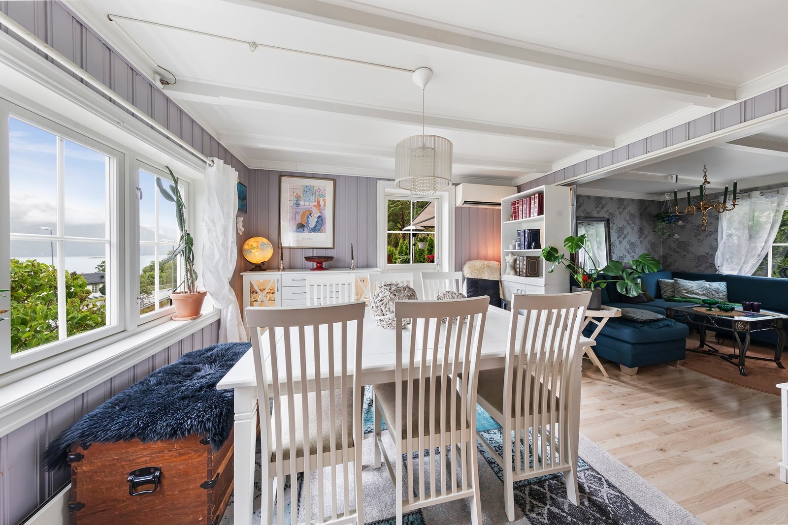 Stue og spisestue er praktisk utformet og gir gode møbleringsmuligheter. Galleribilde