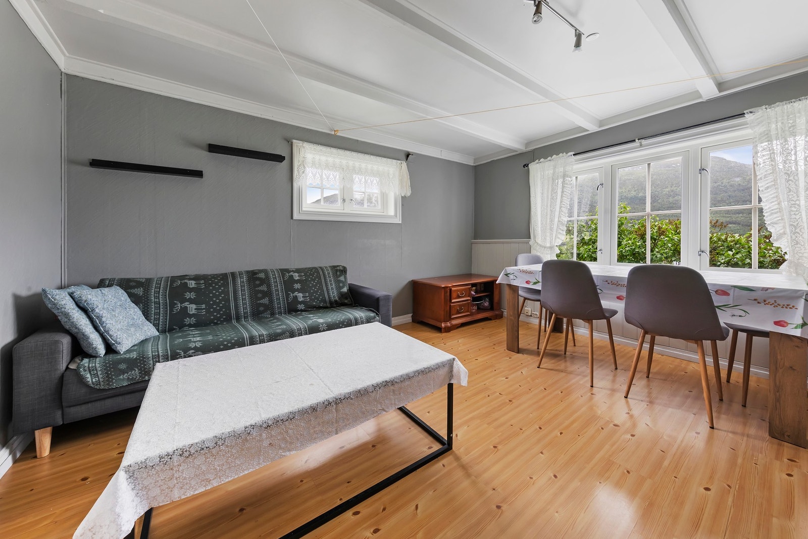 Utleiedel: Stor stue på ca. 17 kvm med gode møbleringsmuligheter. Galleribilde