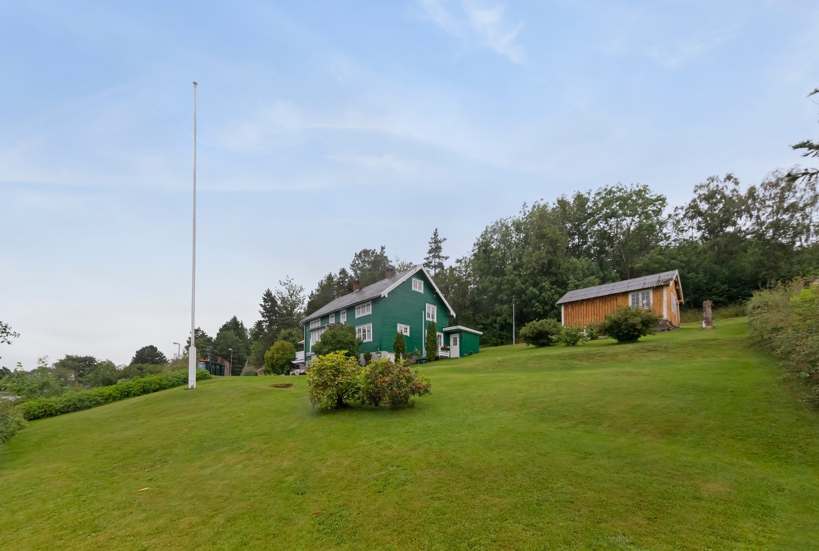 Det er et uthus med gode lagringsmuligheter på østsiden av eiendommen. Galleribilde