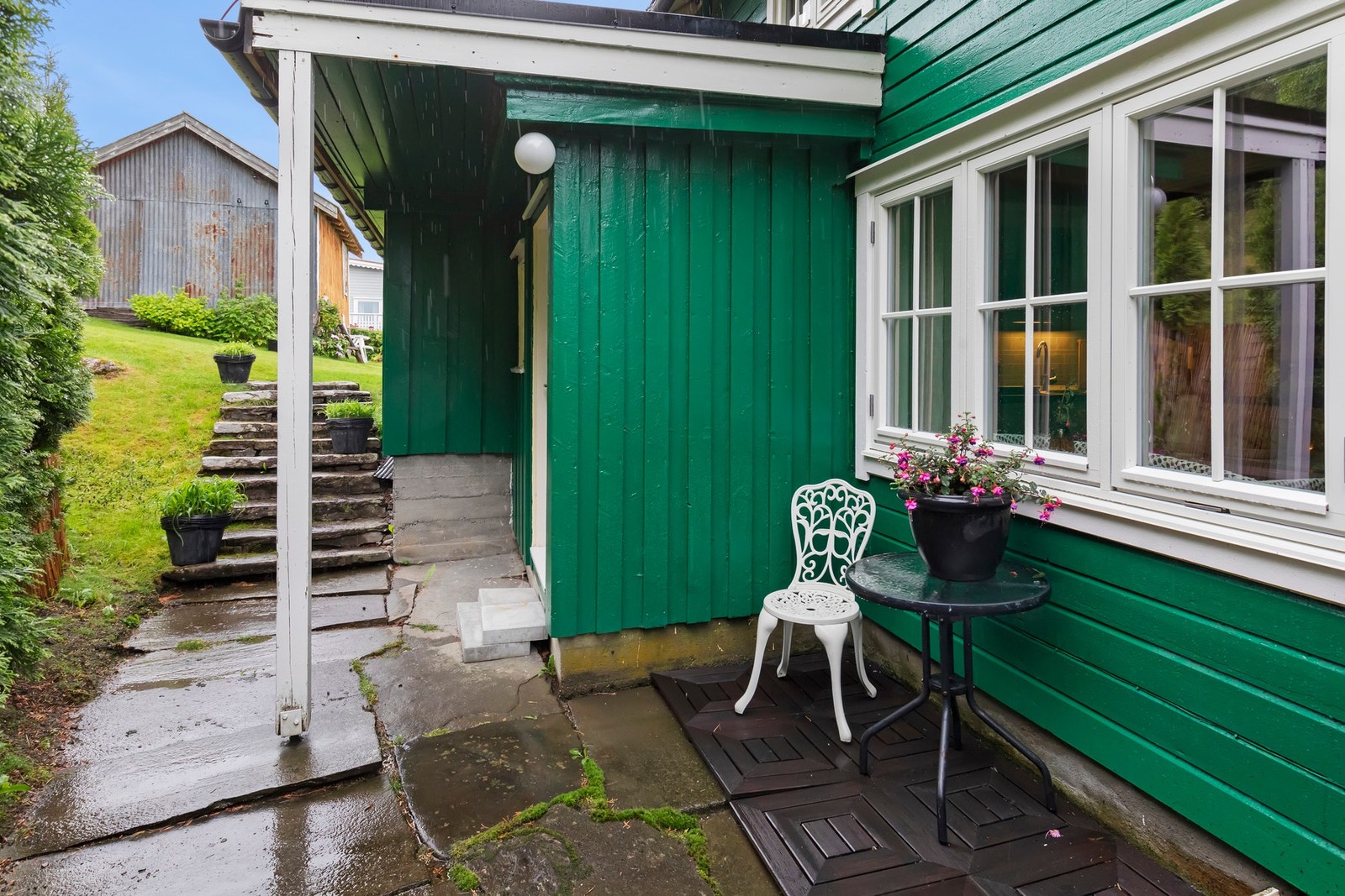 Hoveddelen har inngang fra både bak- og fremsiden av huset. Galleribilde