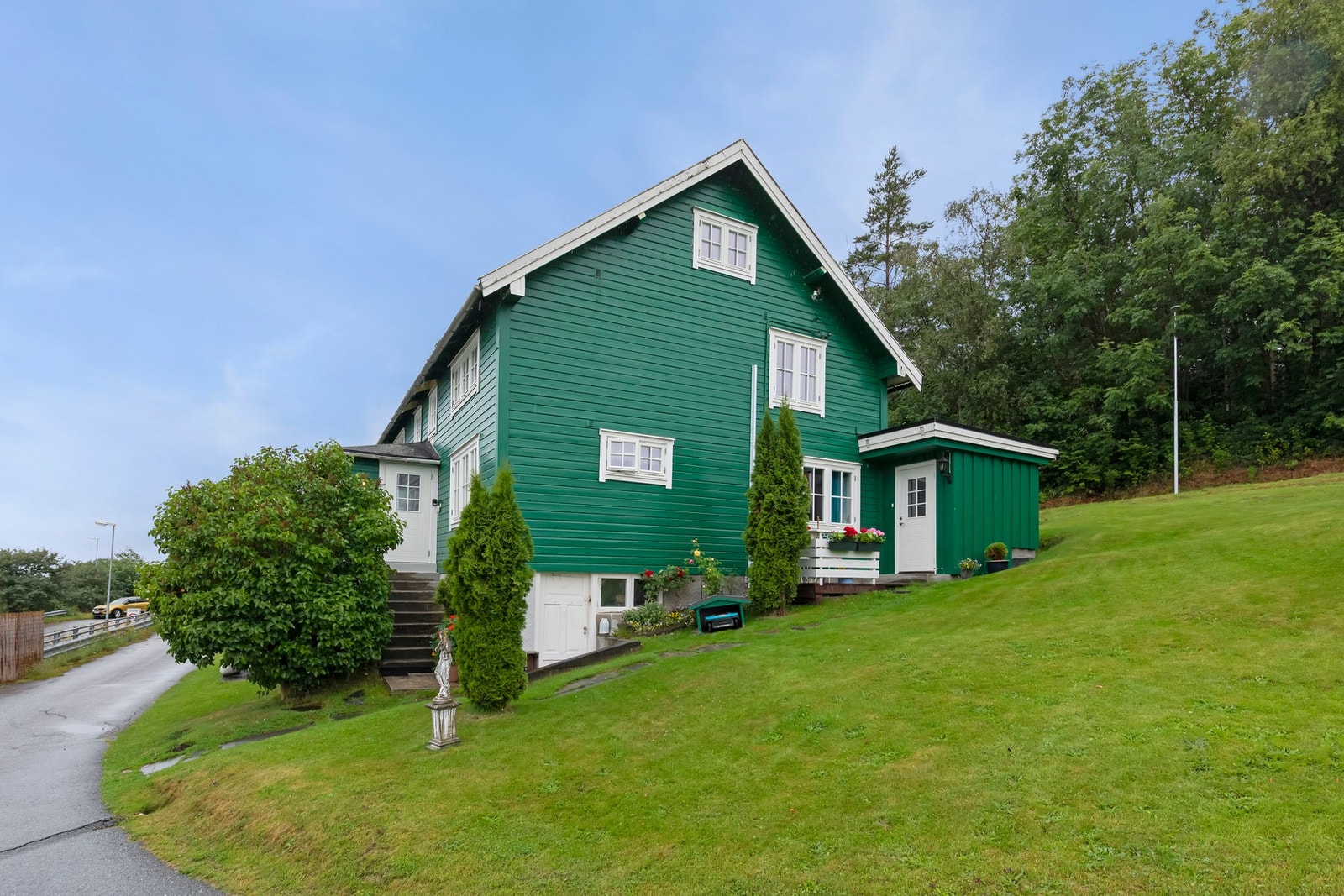 Utleiedelen har egen inngang fra østsiden av boligen. Galleribilde