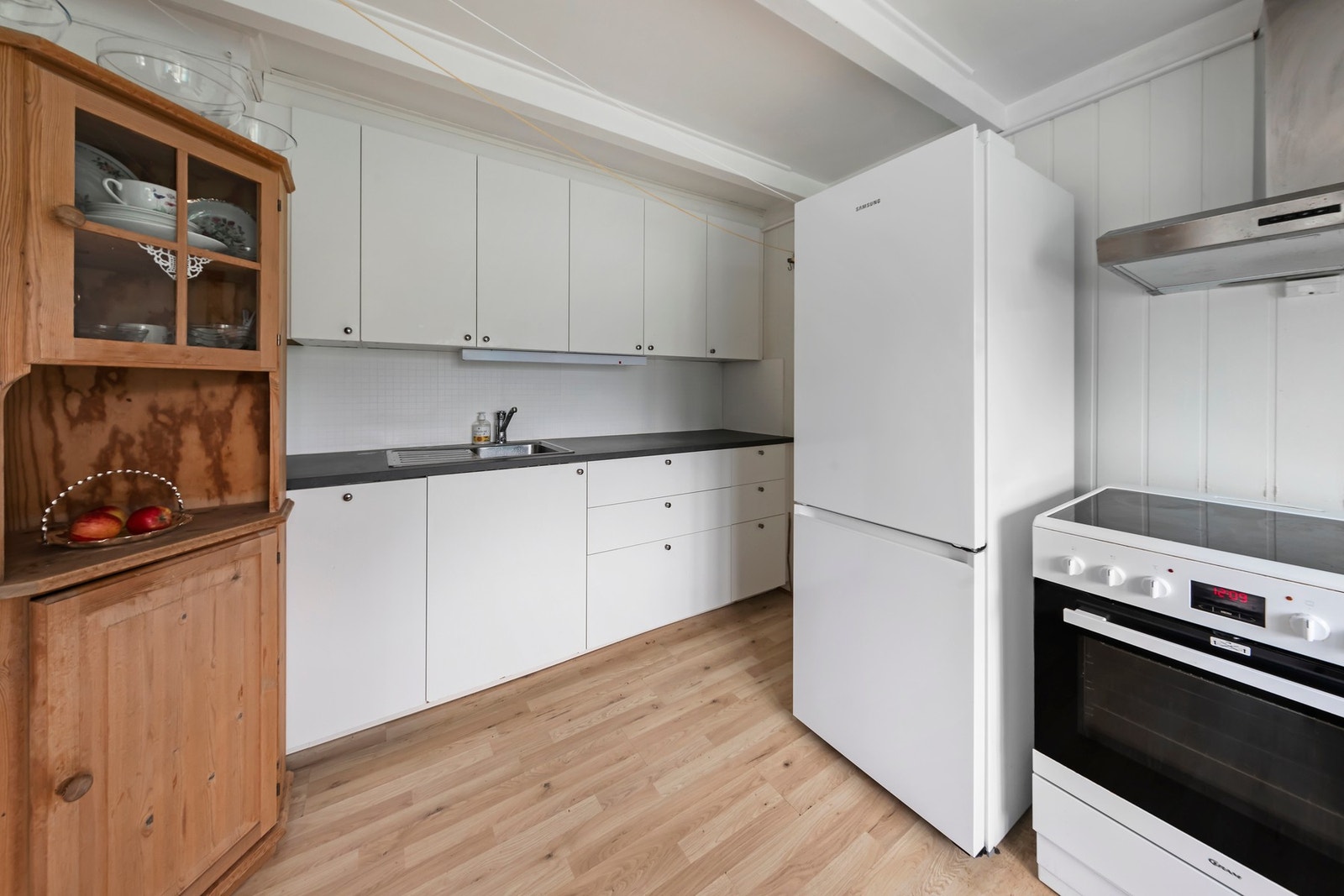 Utleiedel: Kjøkken med innredning av nyere dato og integrert oppvaskmaskin. Galleribilde