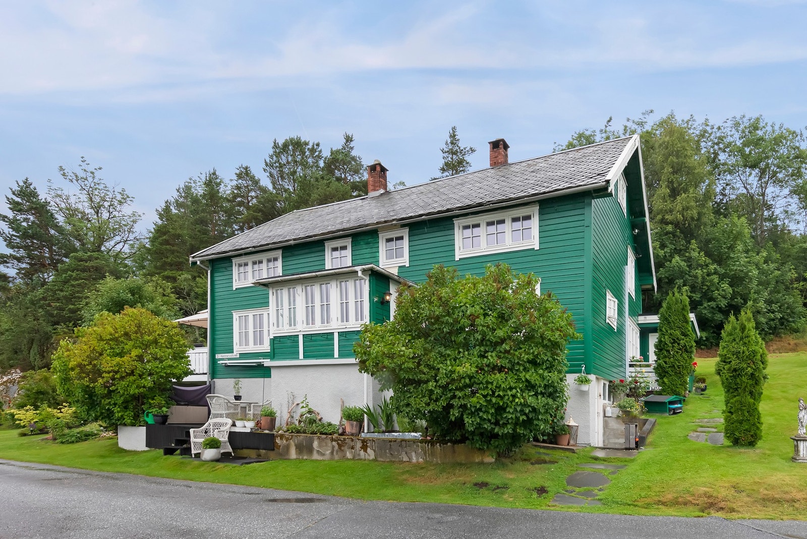 Innholdsrik enebolig med sentrumsnær beliggenhet, like vest for Eidsvåg. Galleribilde