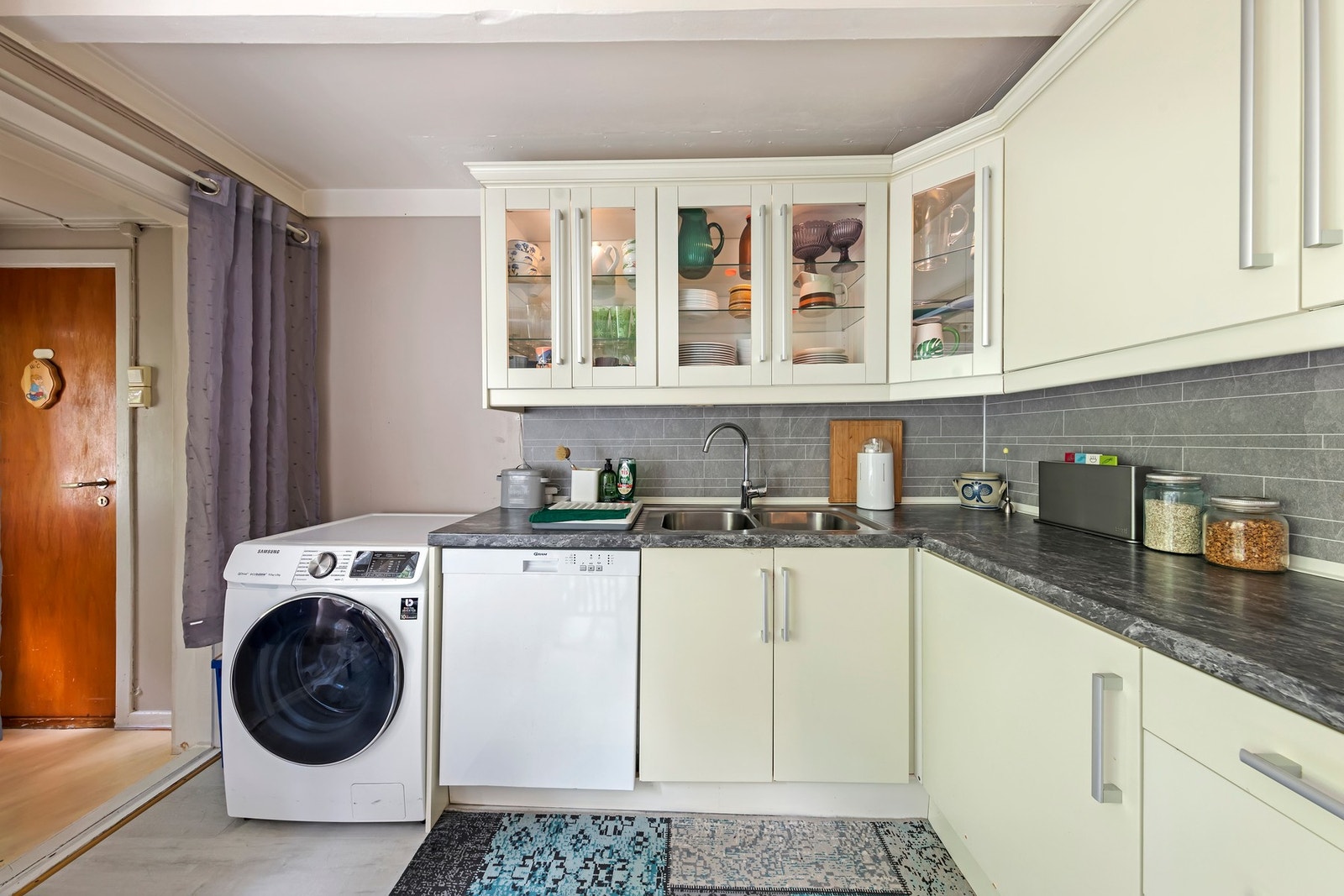 Kjøkkenet ligger i tilknytning til stuen og har god lagringsplass i både over- og underskap. Galleribilde