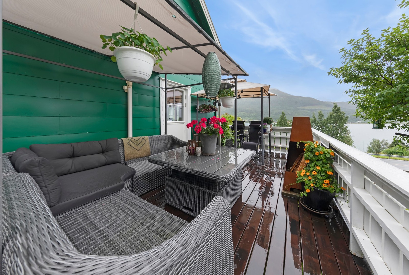 Fin utsikt mot fjorden og god plass til ønsket utemøblement. Galleribilde