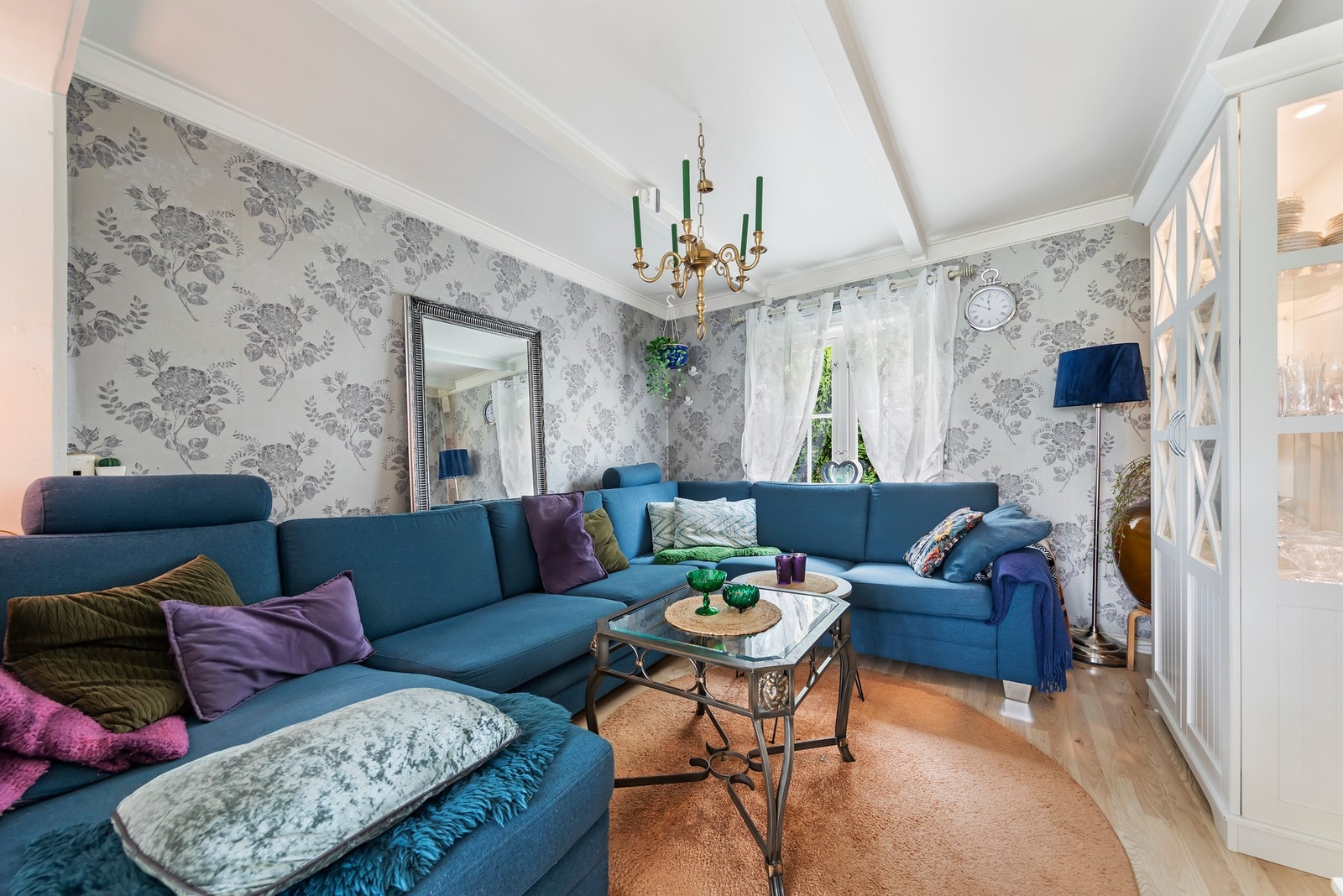 Boligen er praktisk fordelt over to plan, i tillegg til en romslig utleiedel. Galleribilde