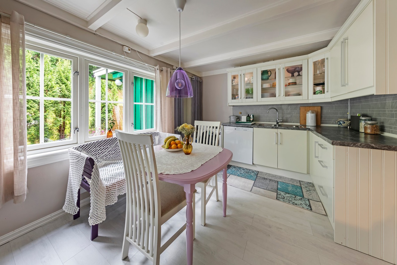 Det er godt med plass til spisebord eller kjøkkenøy. Galleribilde