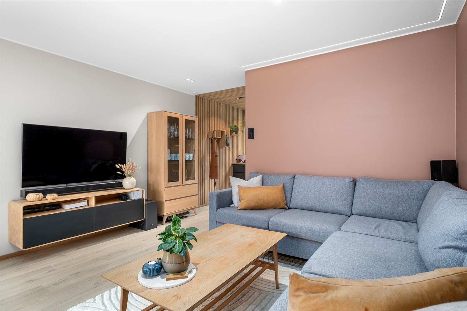 Leiligheten ble totalrenovert i 2021, inkl. etterisolering av tak, vegger og gulv. Det ble lagt varmefolie under gulv på stue, kjøkken og entré Galleribilde