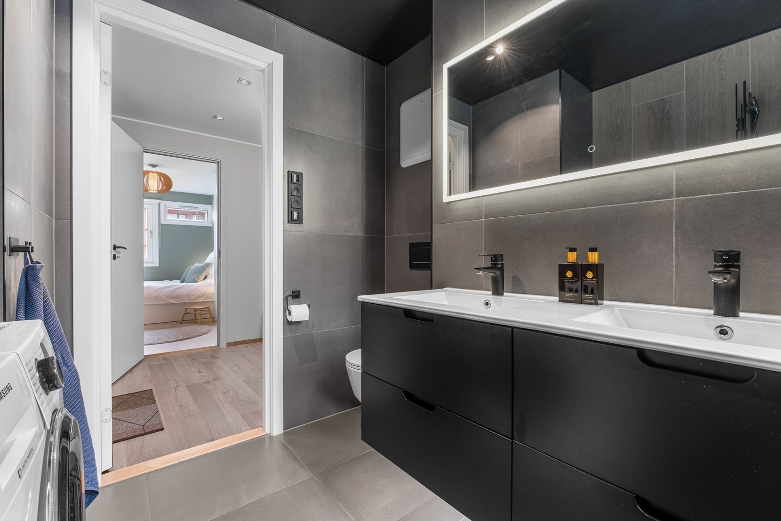 Meget praktisk dobbelservant og godt med oppbevaringsplass Galleribilde