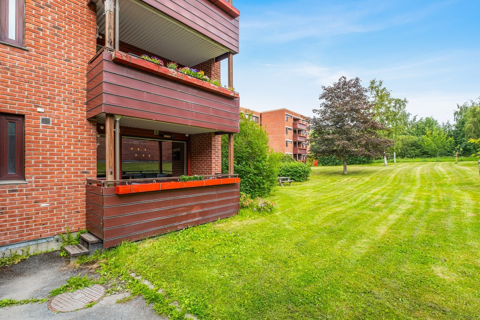 Her bor du i nærhet til blant annet dagligvare, butikksenter, treningssenter og kollektivtransport. Det er også gang- og sykkelavstand til flere studiesteder som blant annet NTNU Galleribilde