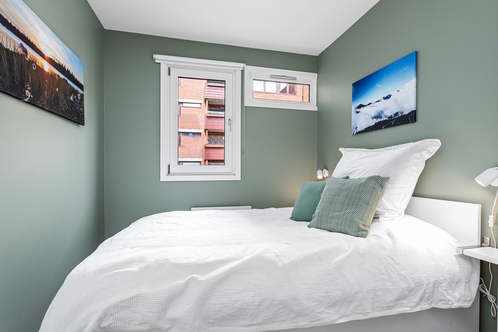 Her er det god plass til ønsket sengestørrelse og tilhørende møblement Galleribilde