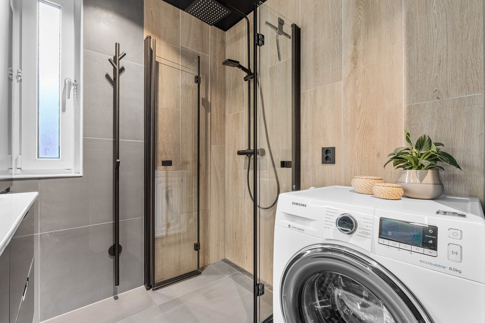 Badet er utført med smarte løsninger og alt av lys er dimbare Galleribilde