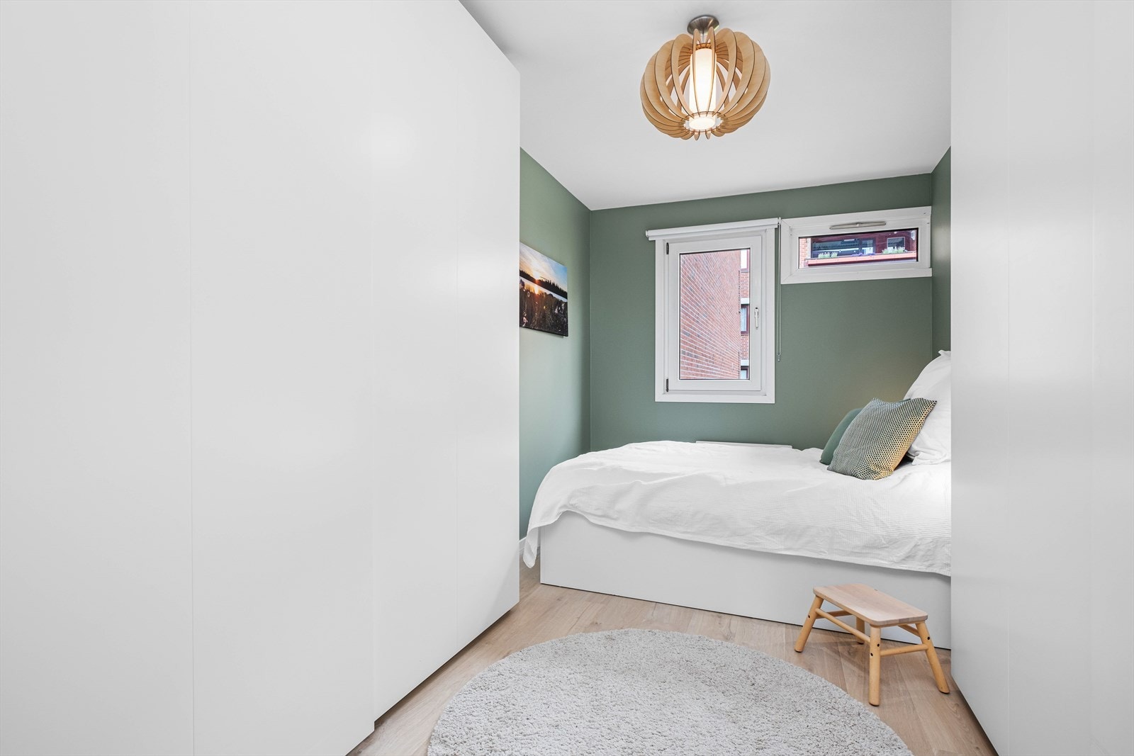 Lekkert soverom på ca. 10 kvm. med masse skapplass Galleribilde