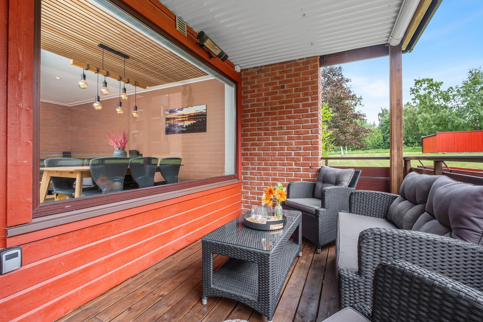 Varmelampe sørger for behagelig temperatur på kjøligere dager etter solen har gått ned Galleribilde