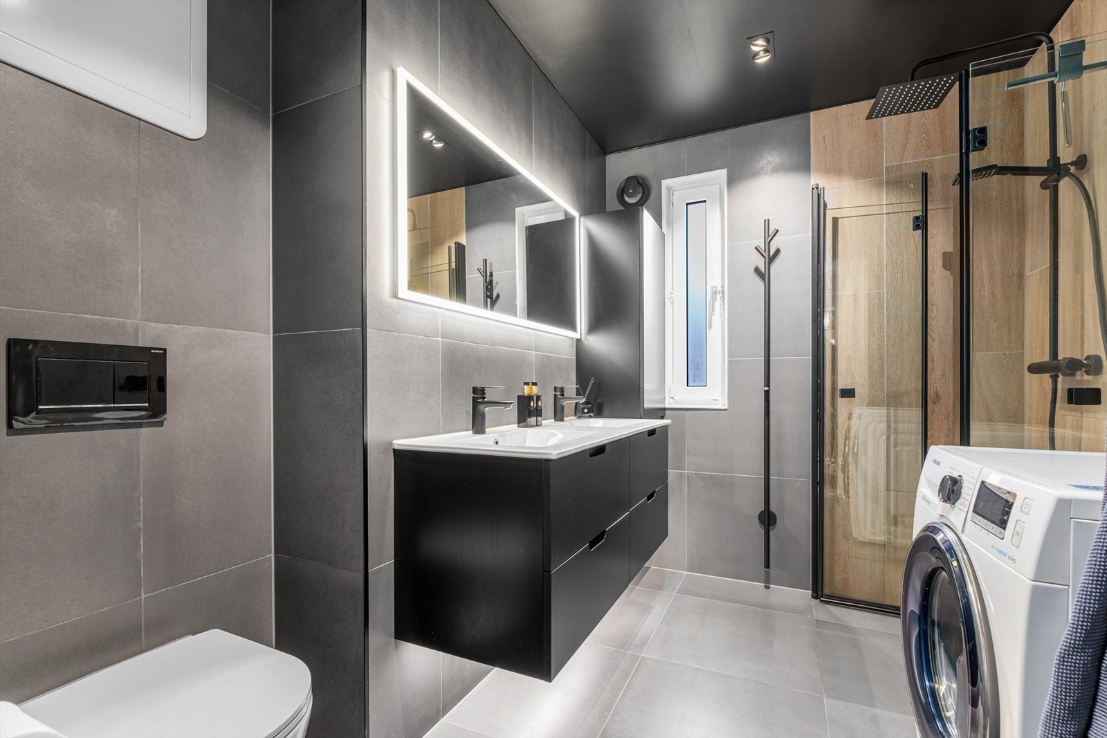 Særdeles nydelig bad med store fliser og stilrent interiør Galleribilde