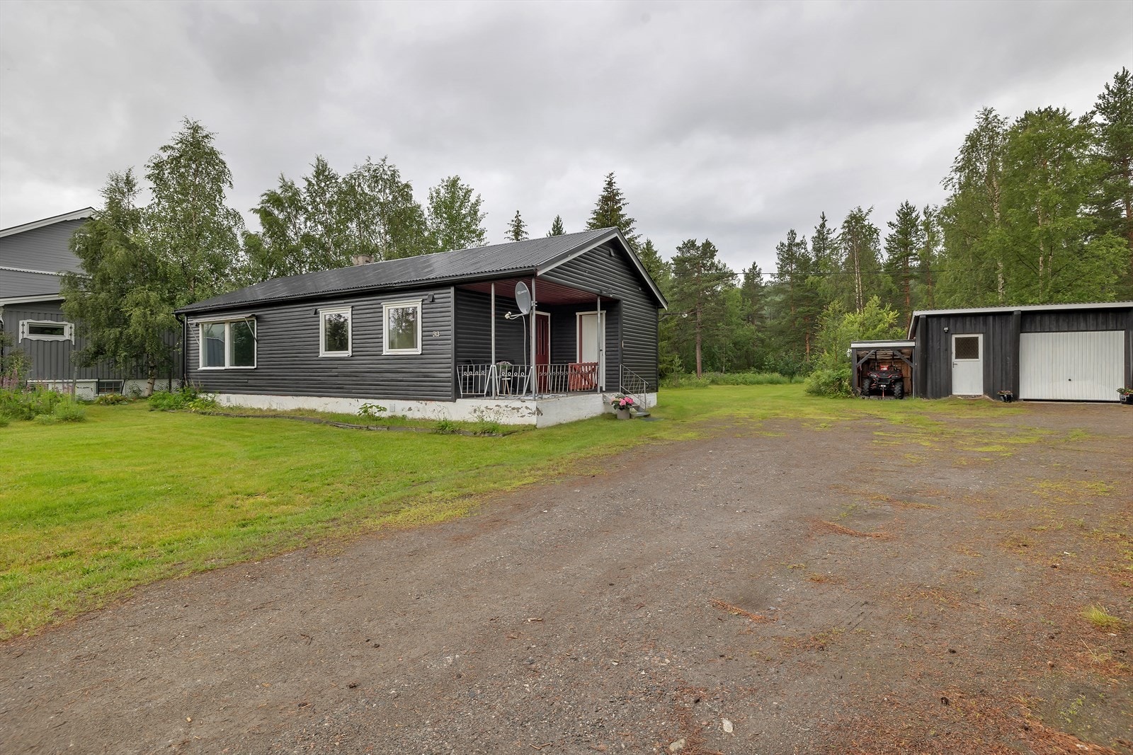 Stor tomt med mange parkeringsplasser Galleribilde