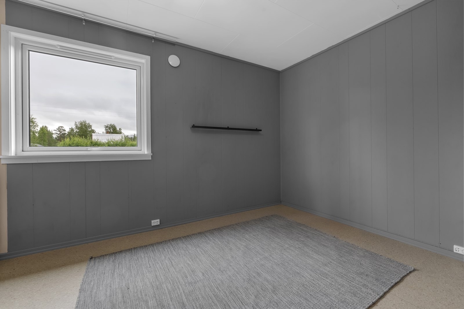Soverom 2 med garderobeskap Galleribilde