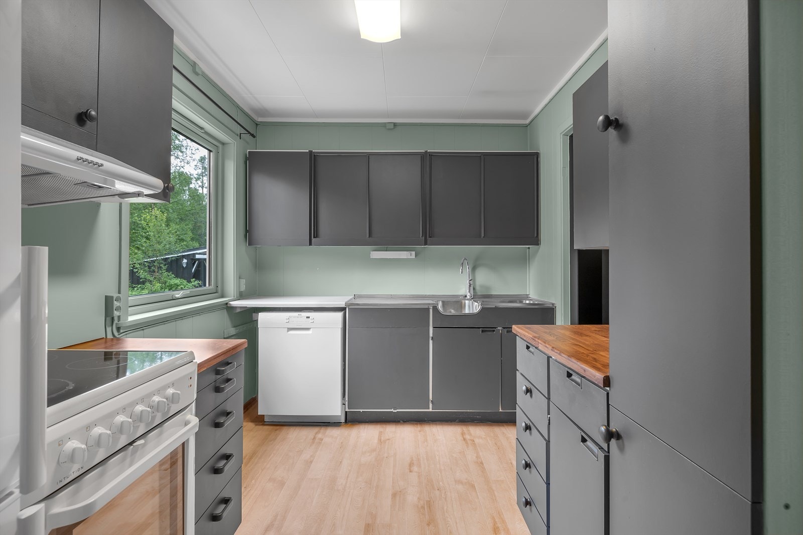 Kjøkken med mye skapplass Galleribilde