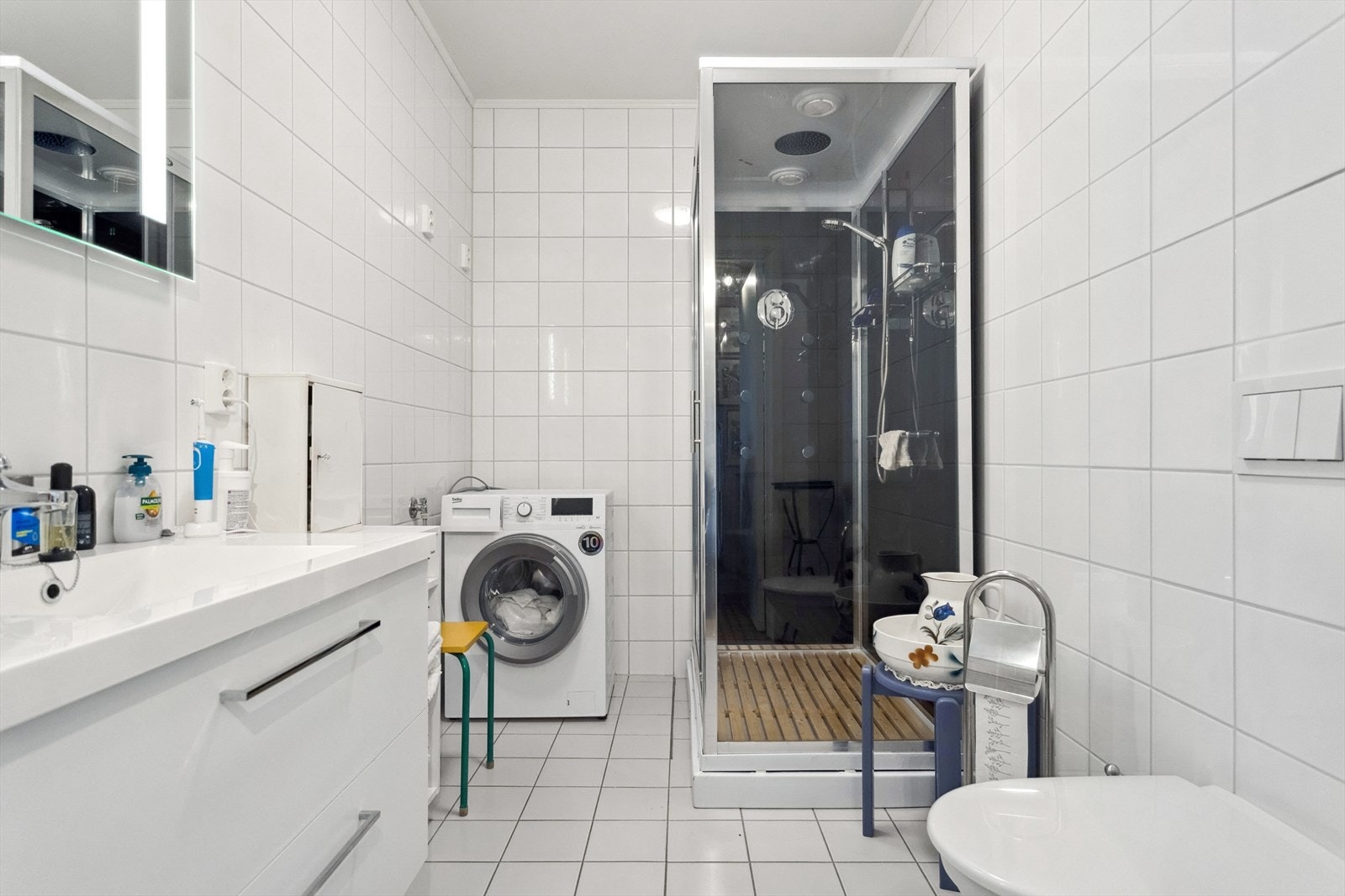 Badet er på 5,4 m² og er i lyse fliser. Det er varme i gulv. TG0 fra takstmann. Galleribilde