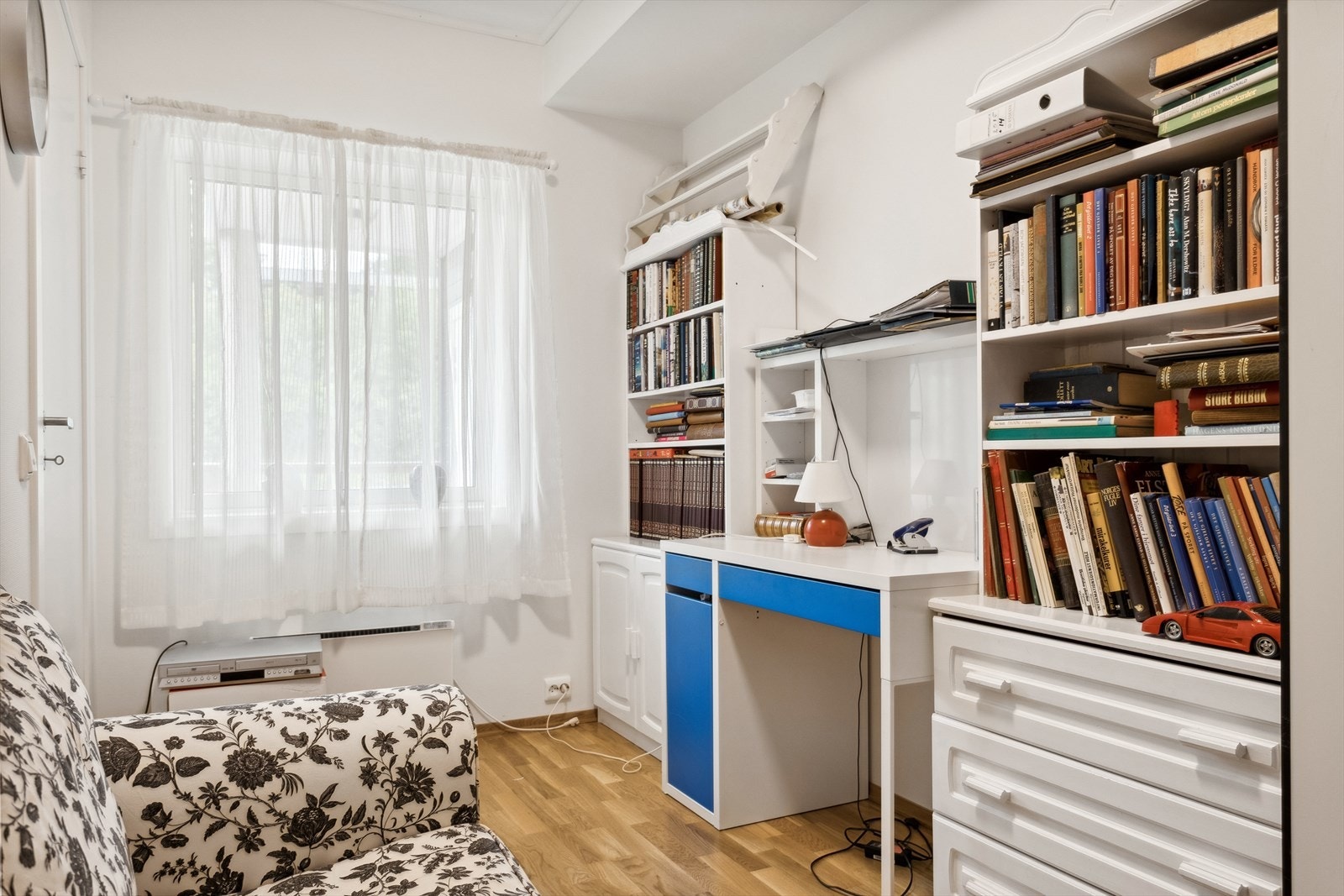 Soverom nr 2 er på 8,6 m². Det er i dag innredet som kontor/gjesterom. Galleribilde