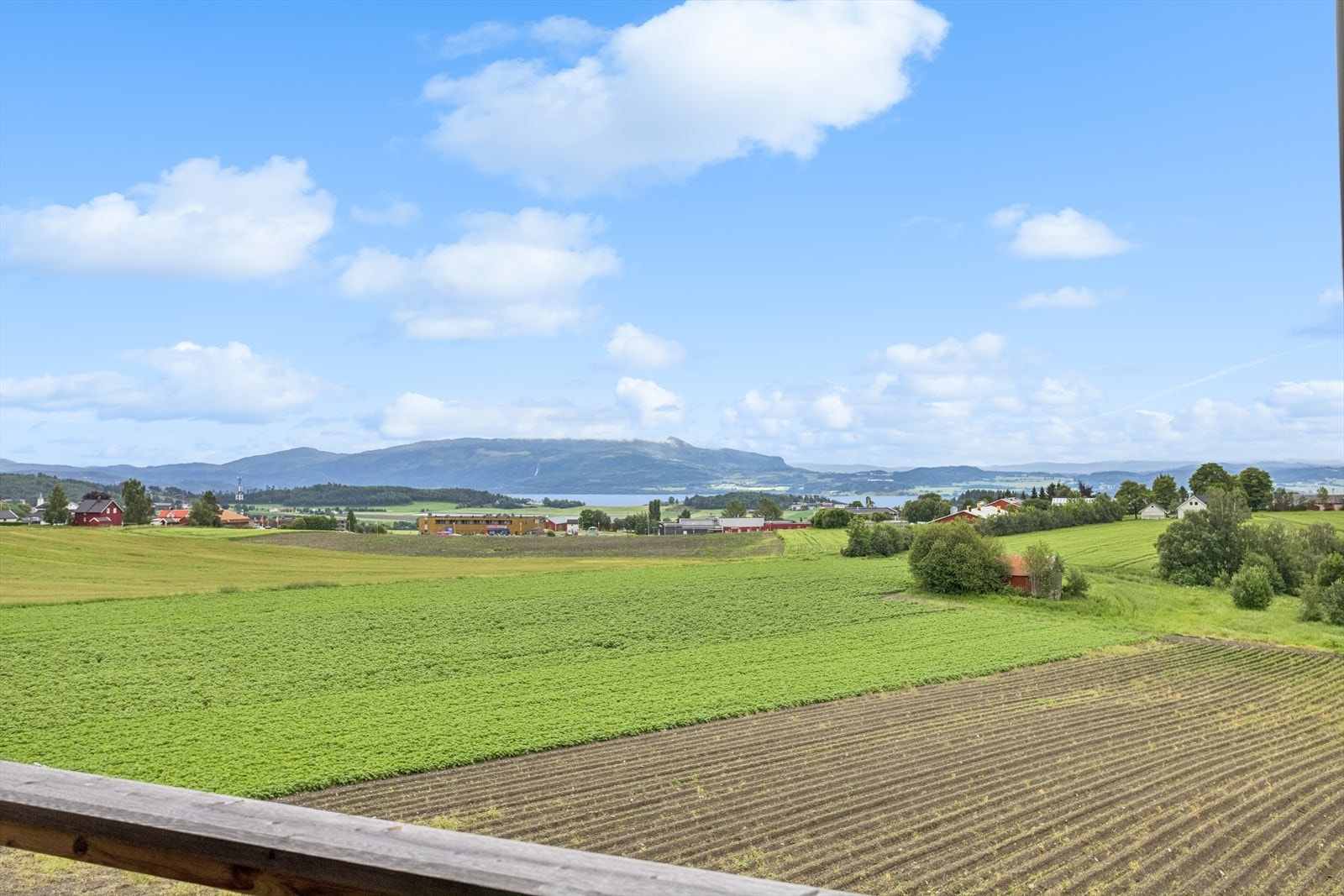 En moderne 3-romsleilighet (2020) med flott utsikt og gode solforhold. Galleribilde