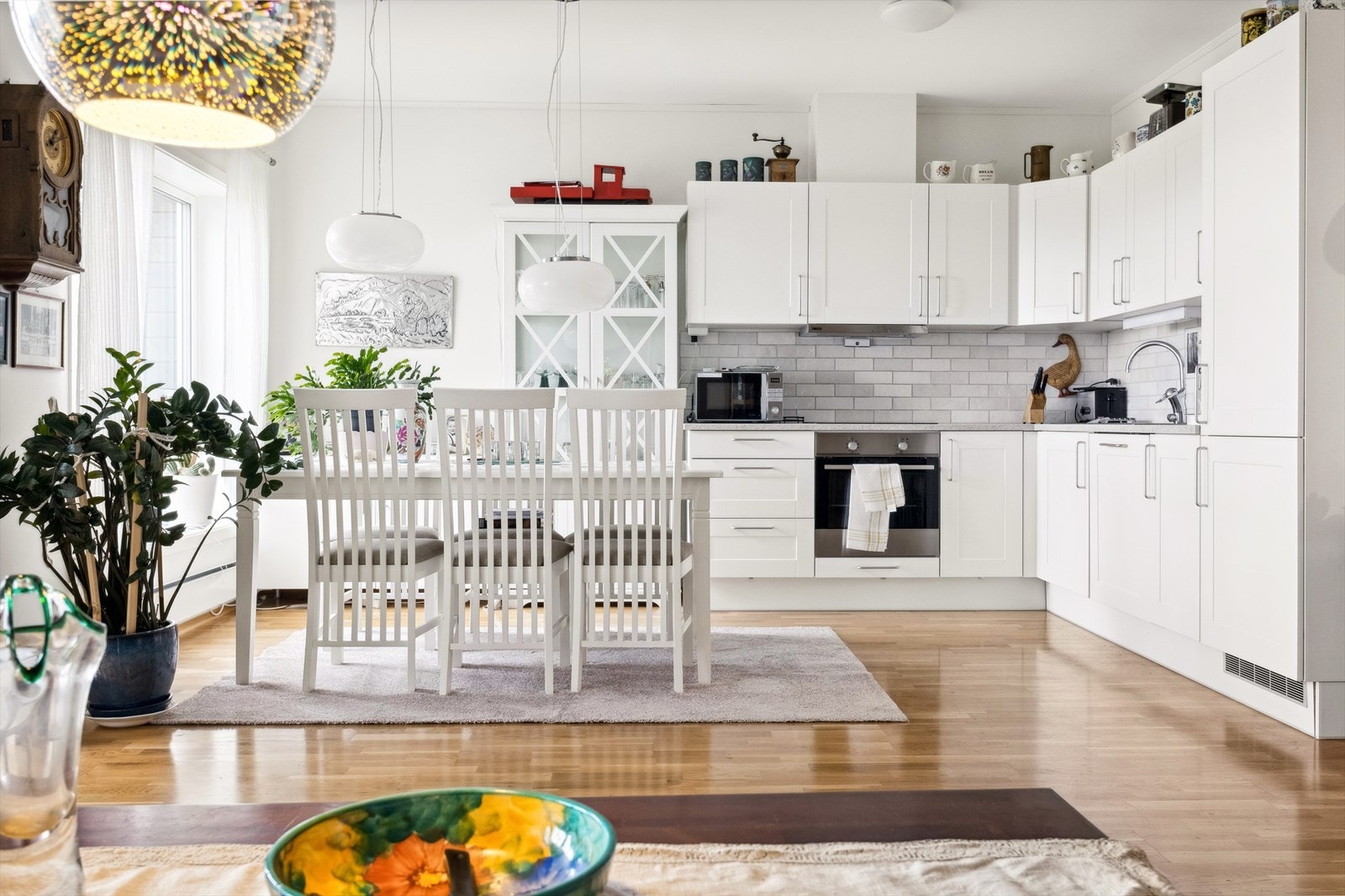 Store vindusflater gir rikelig med naturlig lysinnslipp. Galleribilde