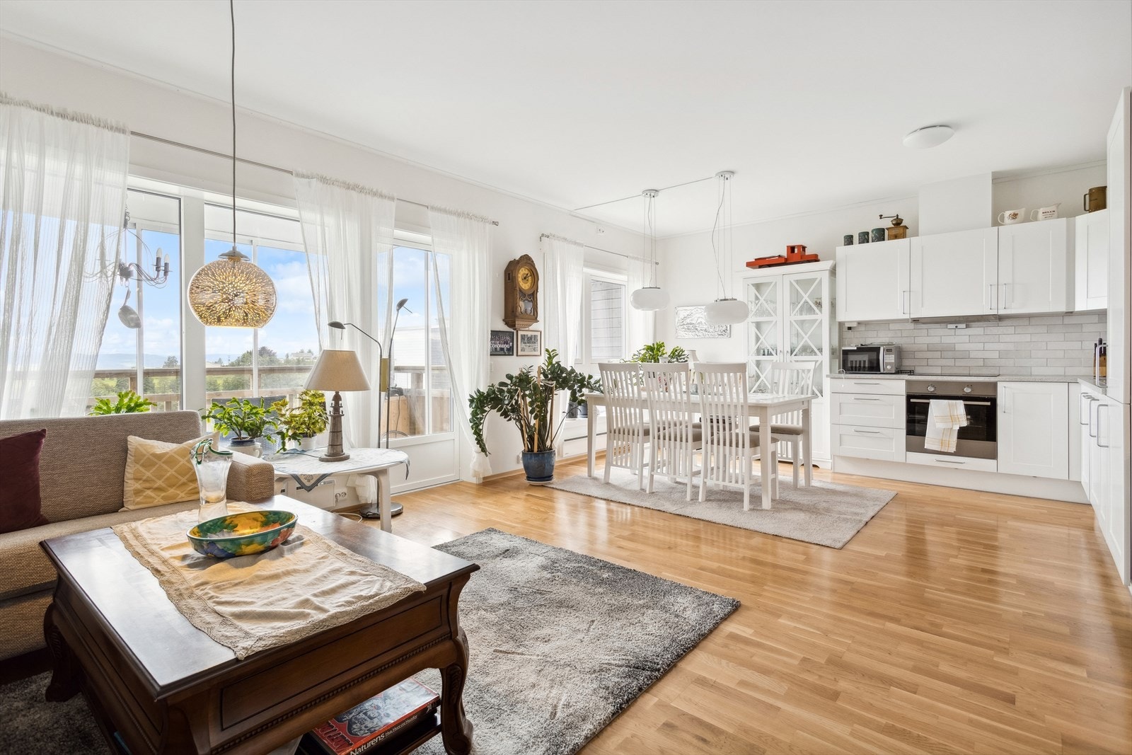 Usjenert og svært begrenset med innsyn til stuen. Galleribilde