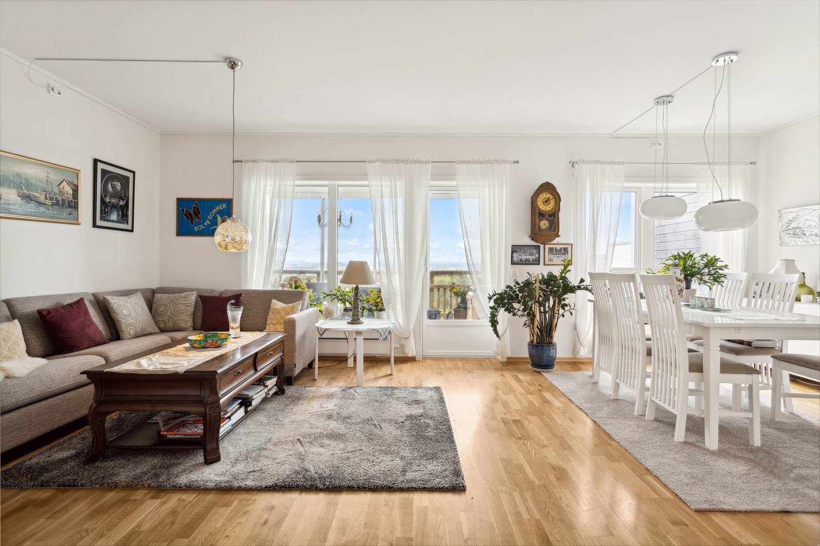 Leiligheten har en åpen stue- og kjøkkenløsning på 30 m². Galleribilde