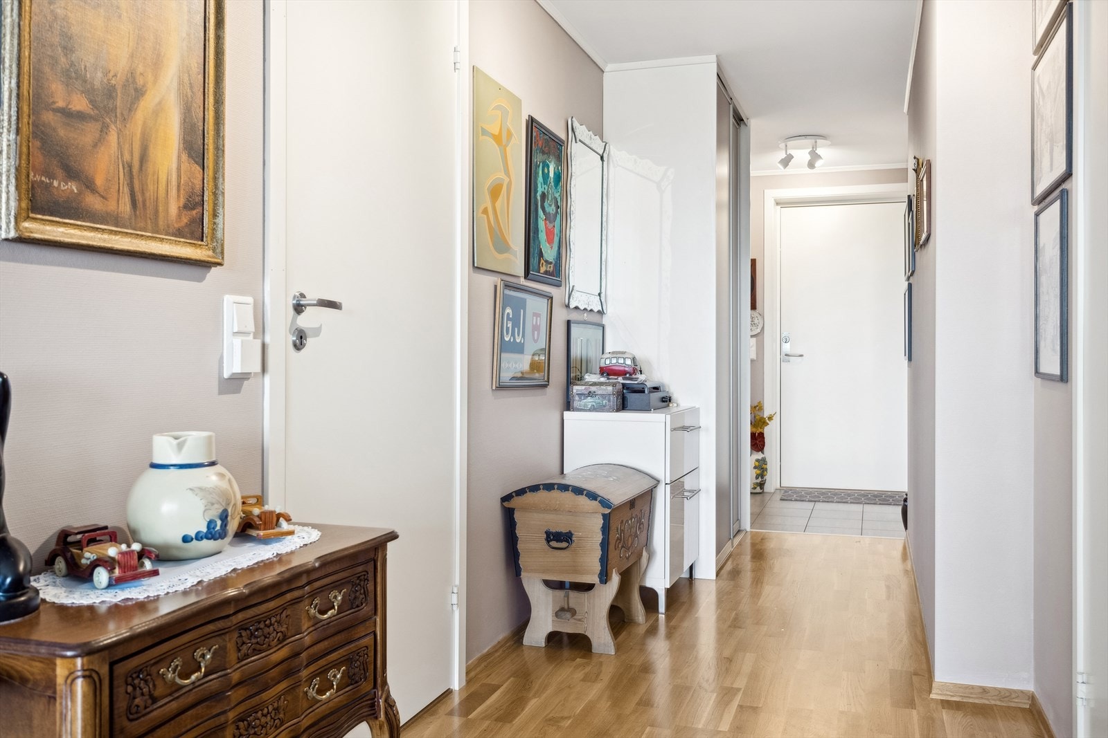 Romslig entre. Galleribilde