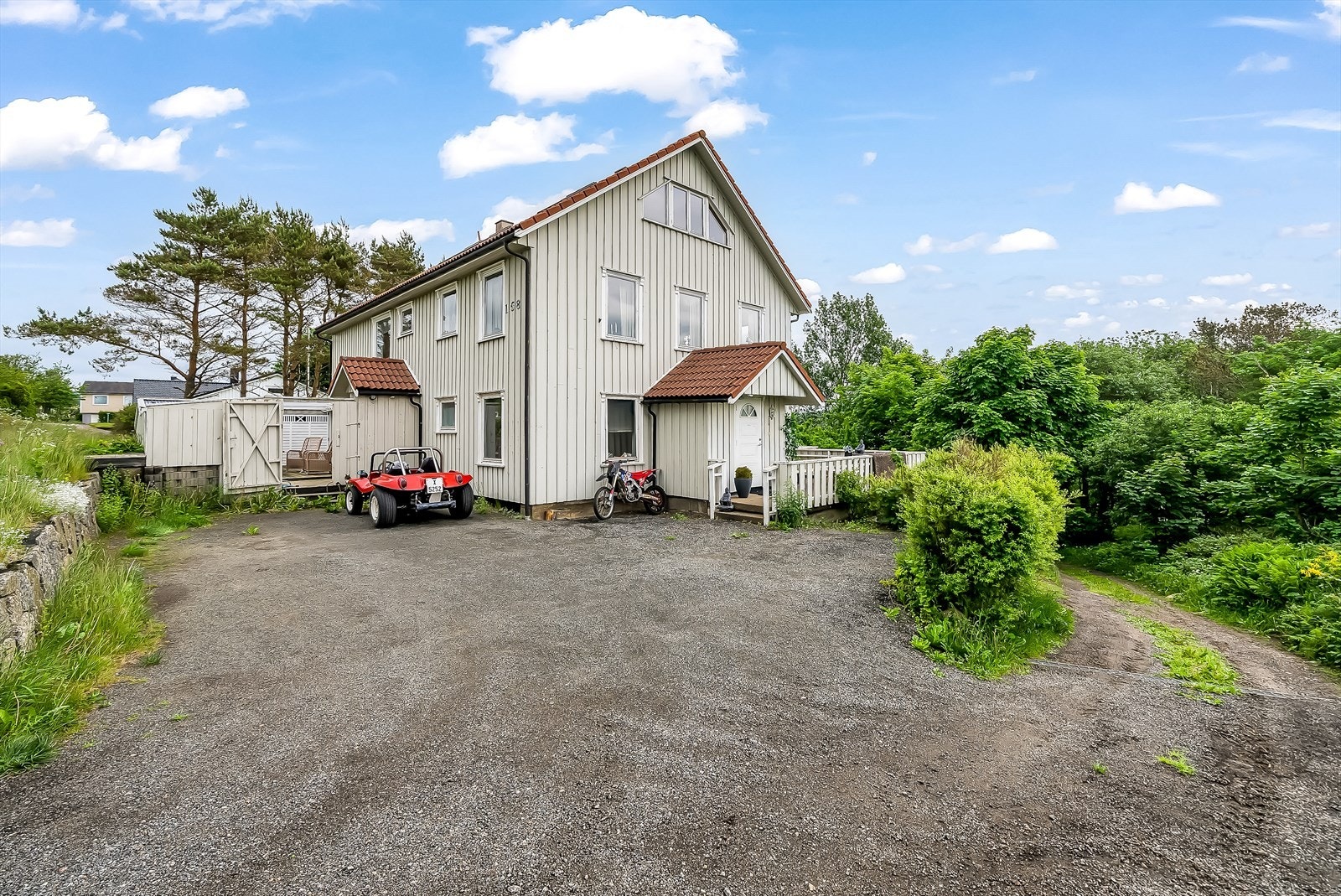 Parkeringsplass ved boligen. Galleribilde