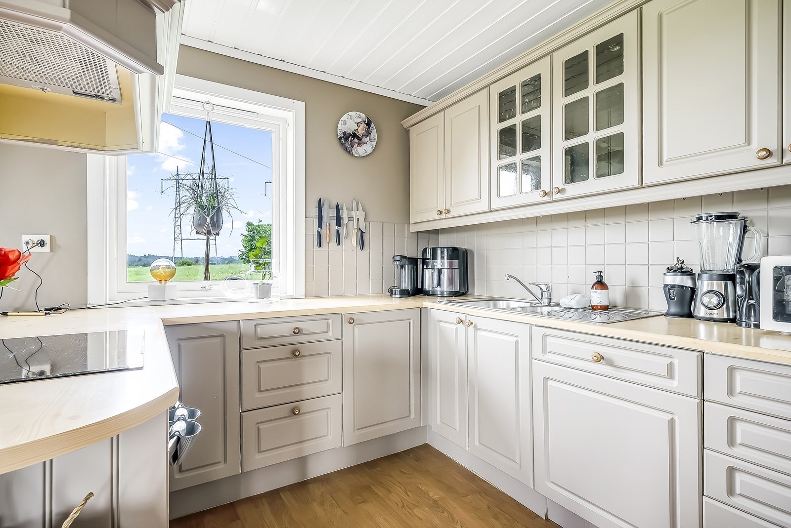 Pent oppmalt kjøkken med hesteskoform. Kjøkkenet gir rom for en god arbeidsplass. Galleribilde