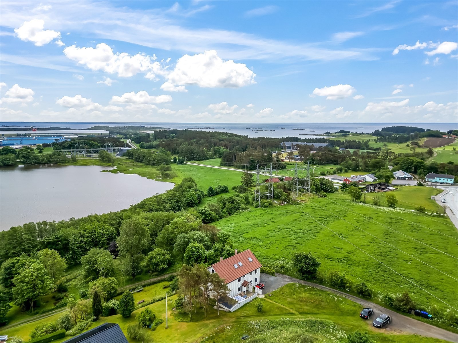 Landlig beliggende eiendom med kort avstand til strender og fine turområder. Galleribilde