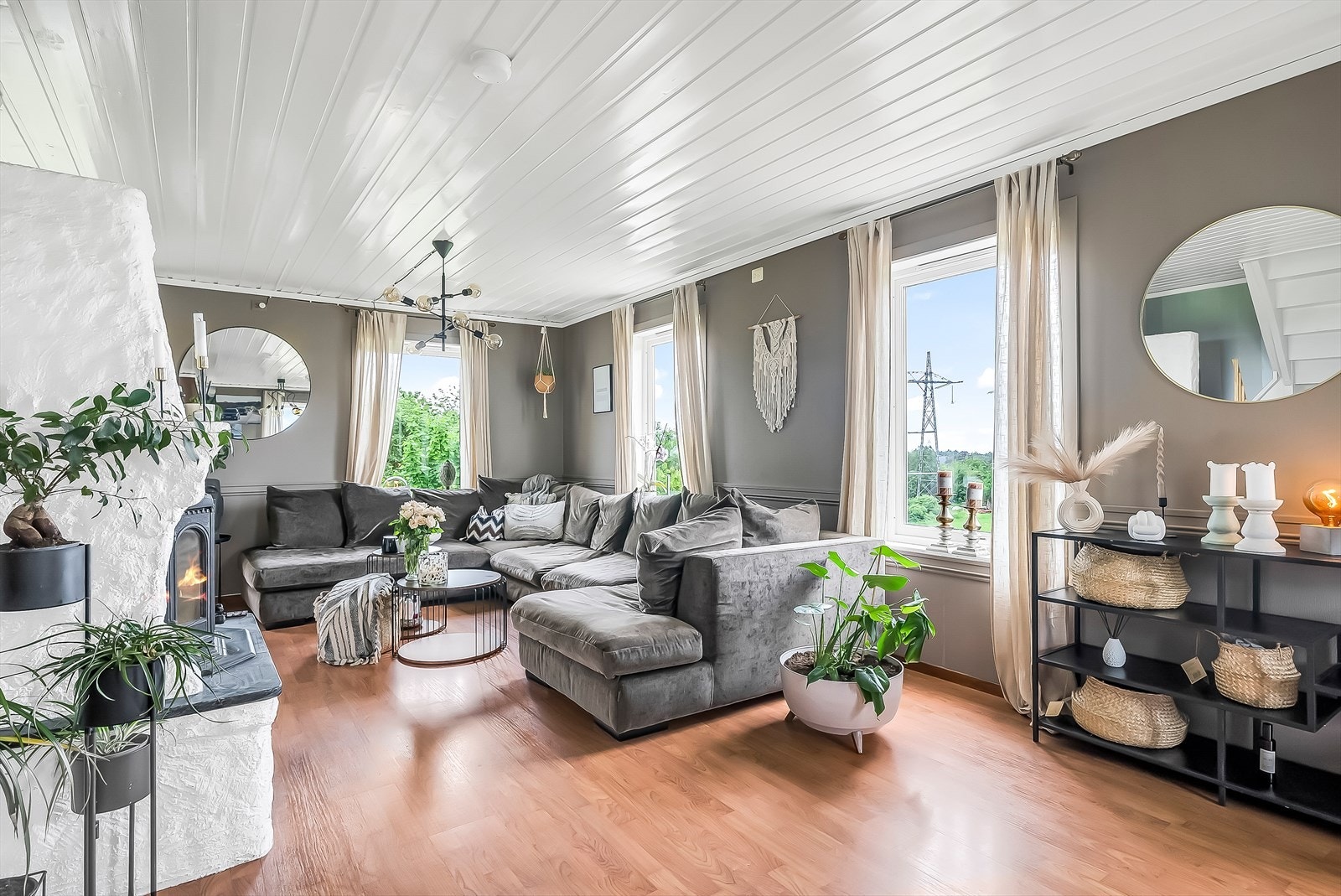 Eiendomsmegler MNEF Anita Cecilie Gabrielsen ønsker velkommen til Lundeveien 158! Galleribilde