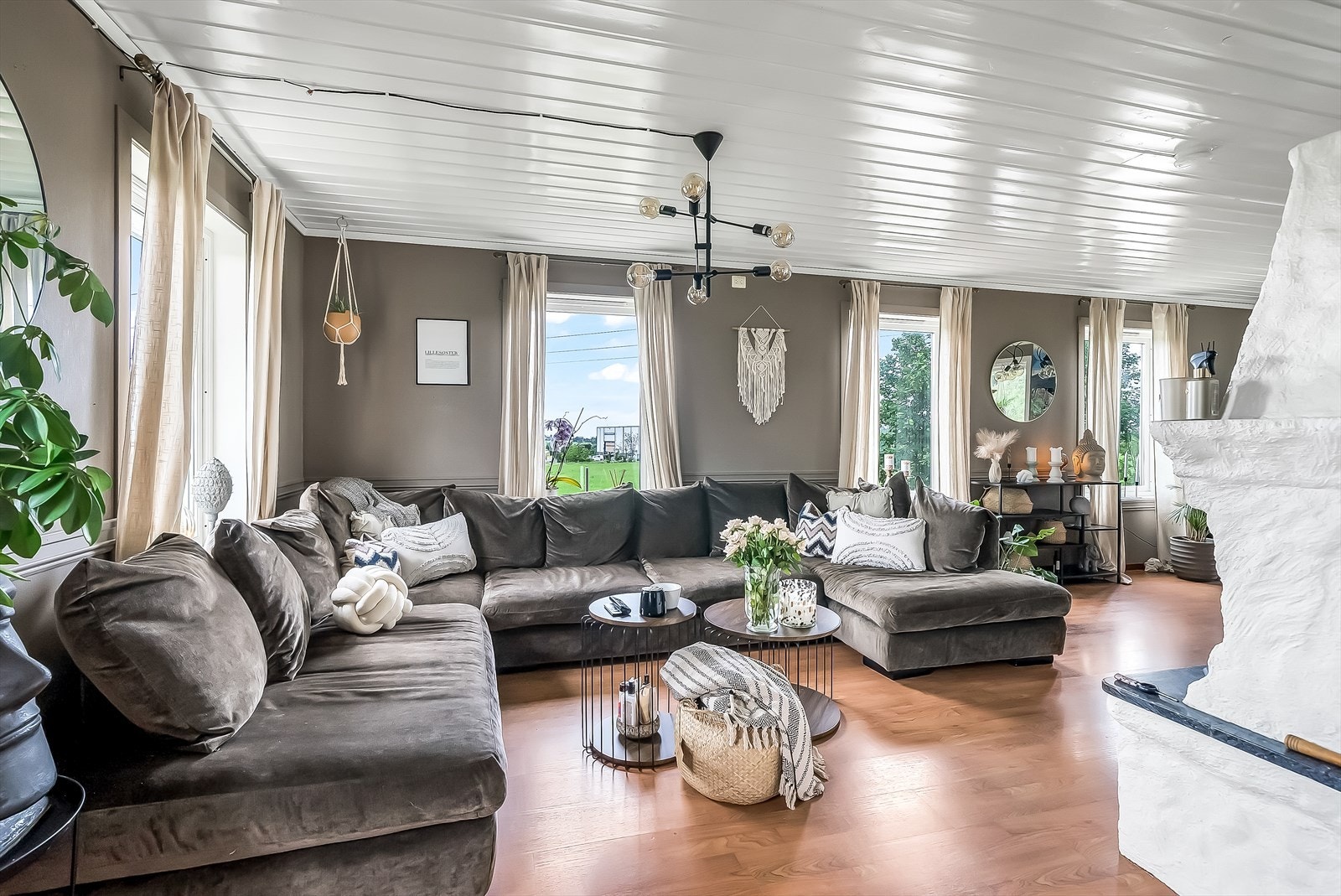 Trivelig stue med mye lys og en god vedovn for fyr ved kalde dager. Galleribilde