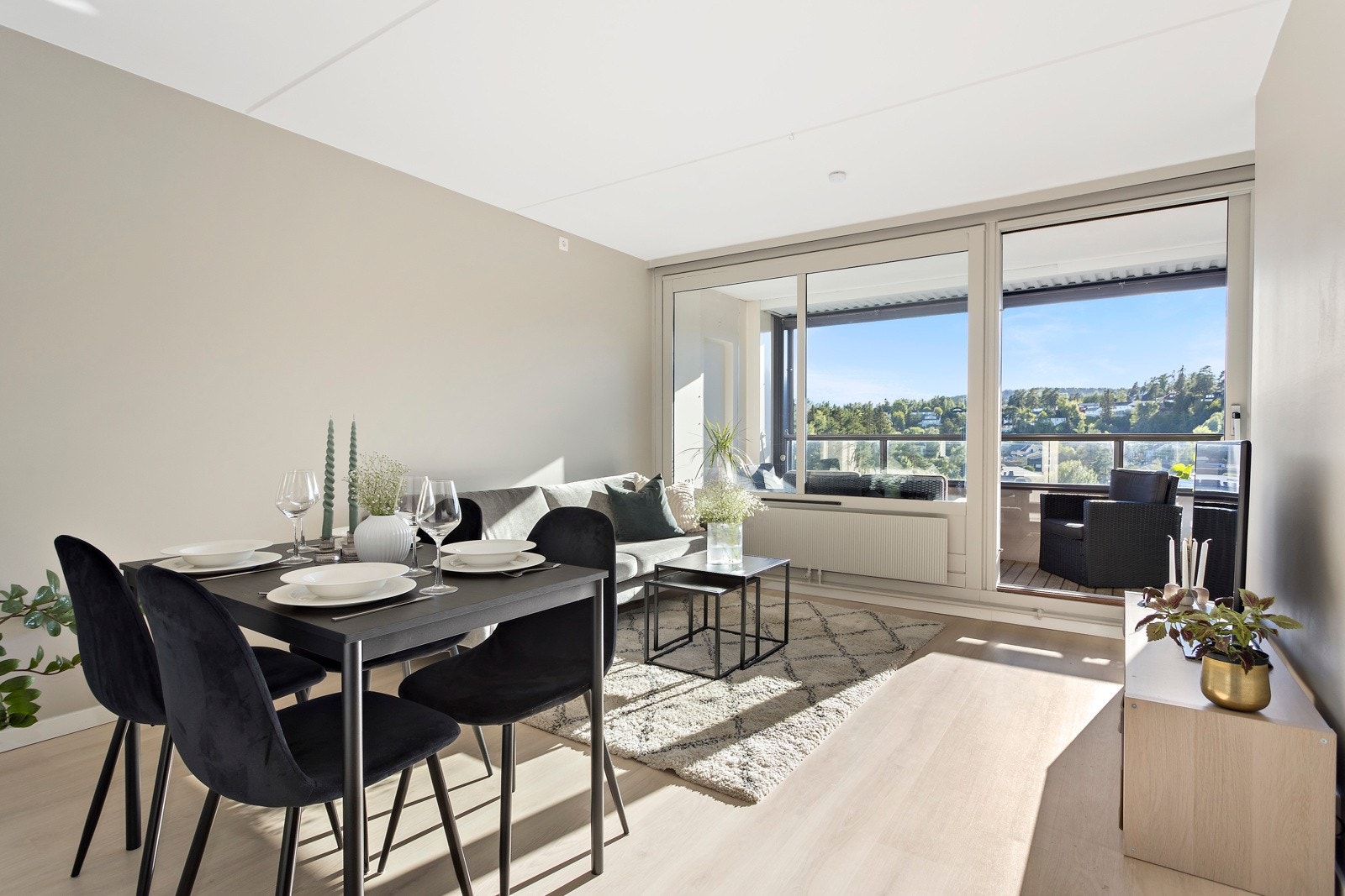 Koselig leilighet med store vindusflater som slipper inn rikelig med naturlig lys Galleribilde