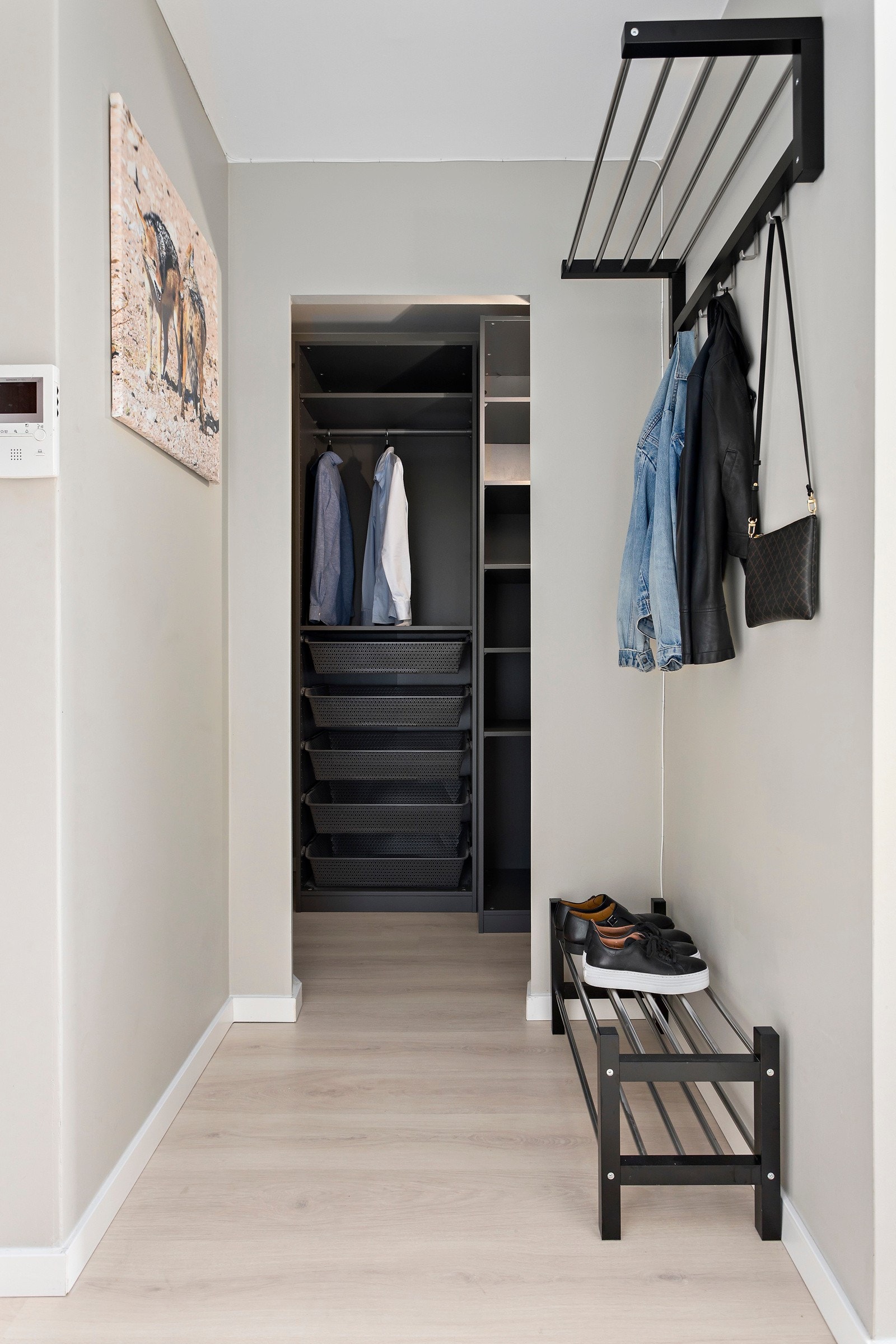 Her er det rikelig med plass til å henge fra seg yttertøyet og sette fra seg sko og yttertøy Galleribilde