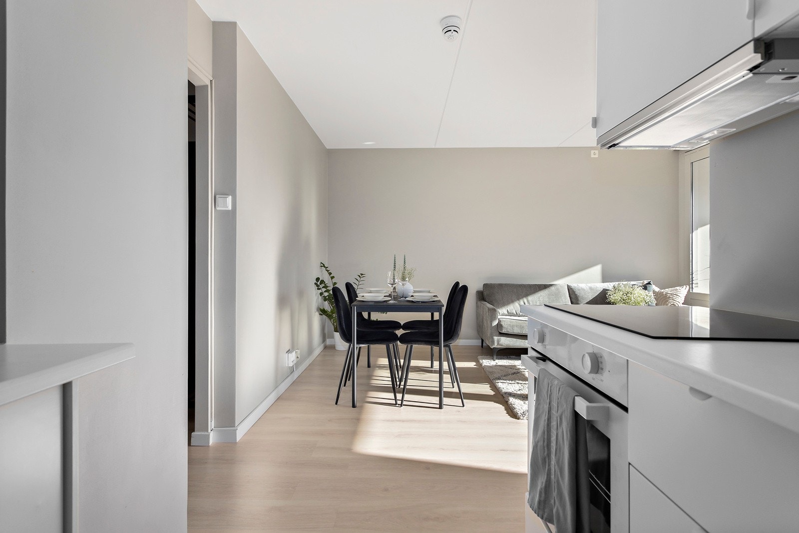 Spisestuen finner sin naturlige plass i hjørnet. Her har du plass til å invitere venner og familie til hyggelige måltider Galleribilde